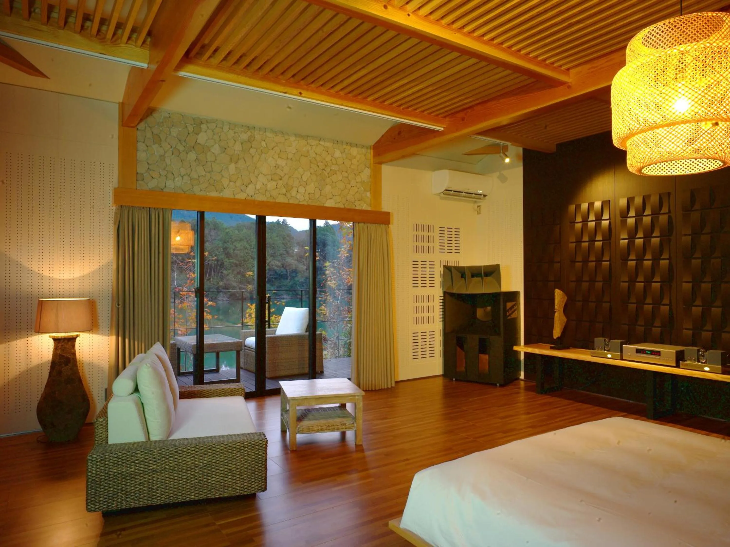 Photo of the whole room, Bed in Kohanyu