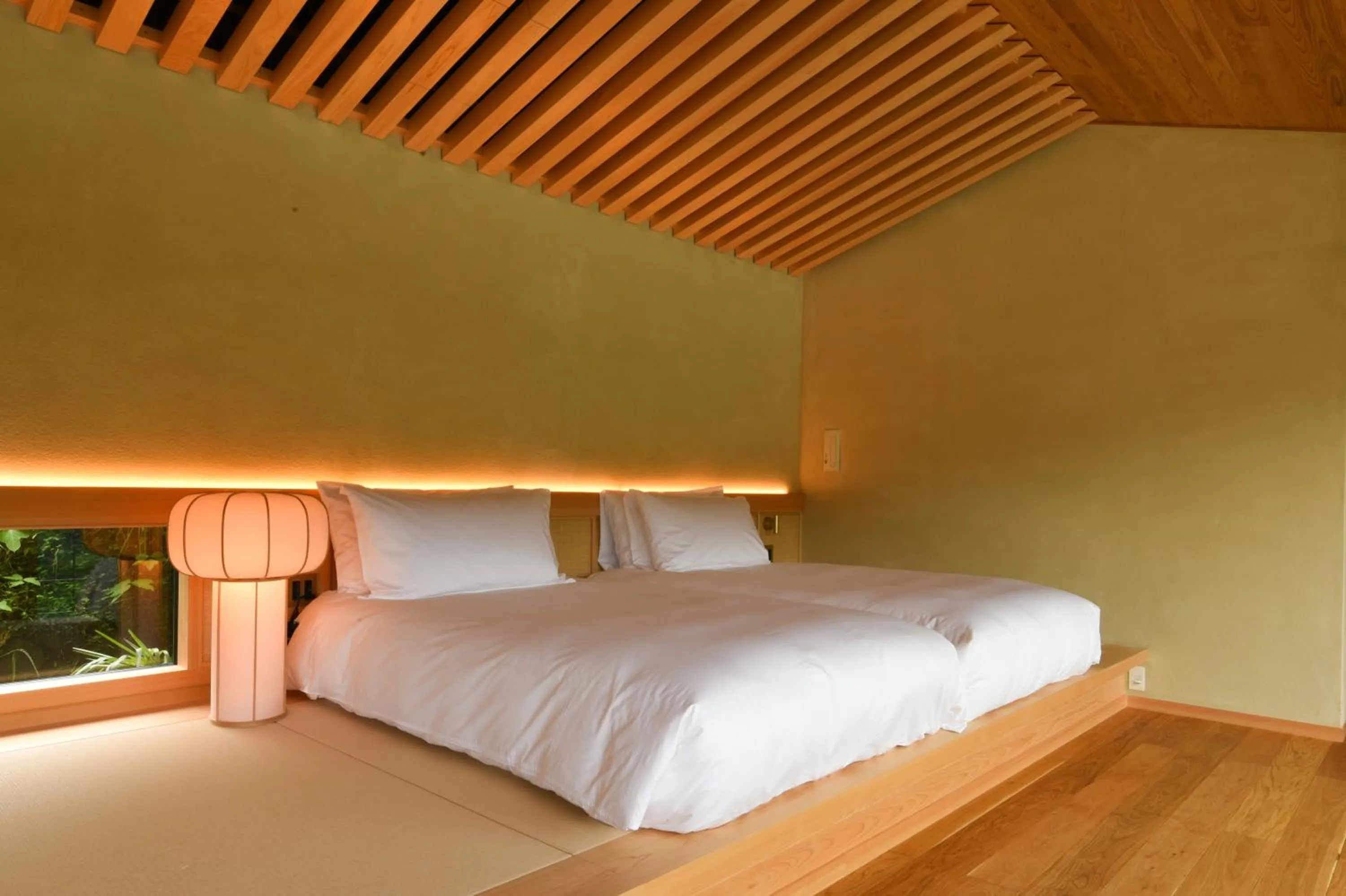 Photo of the whole room, Bed in Kohanyu