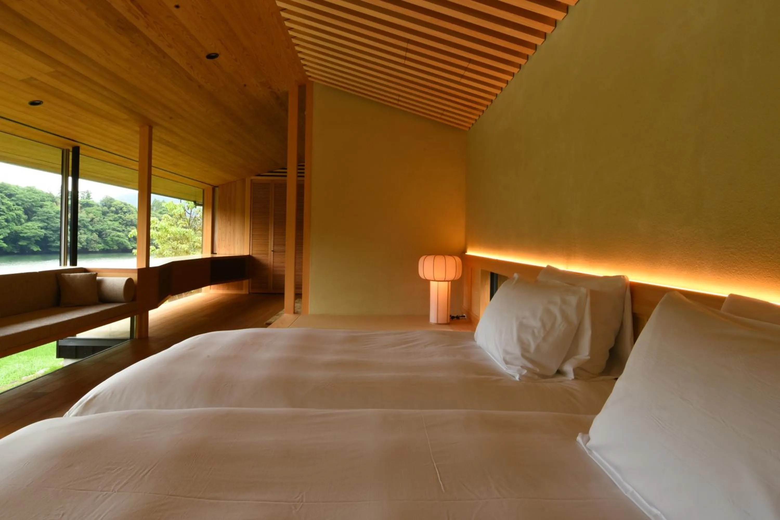 Photo of the whole room, Bed in Kohanyu