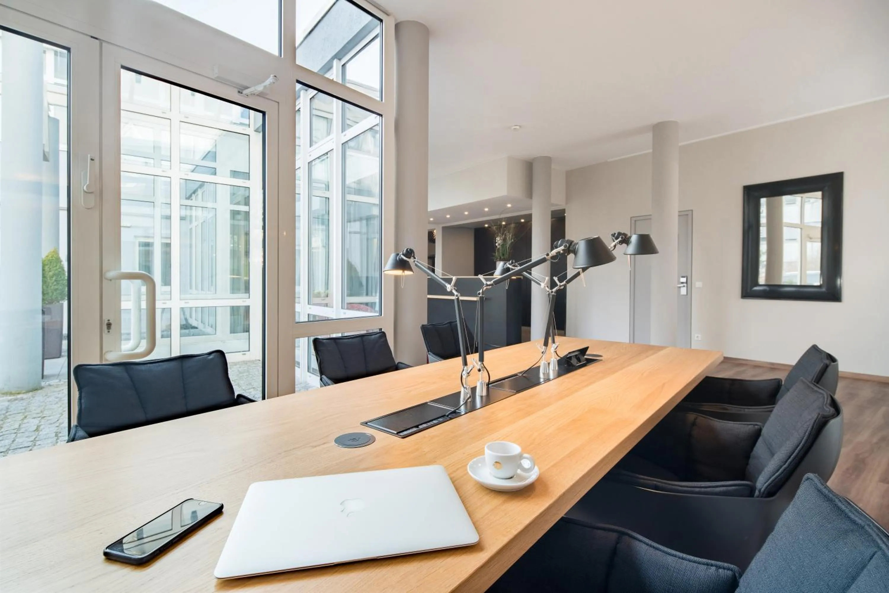 Communal lounge/ TV room in SCOTTY & EMILY Hotel Ulm