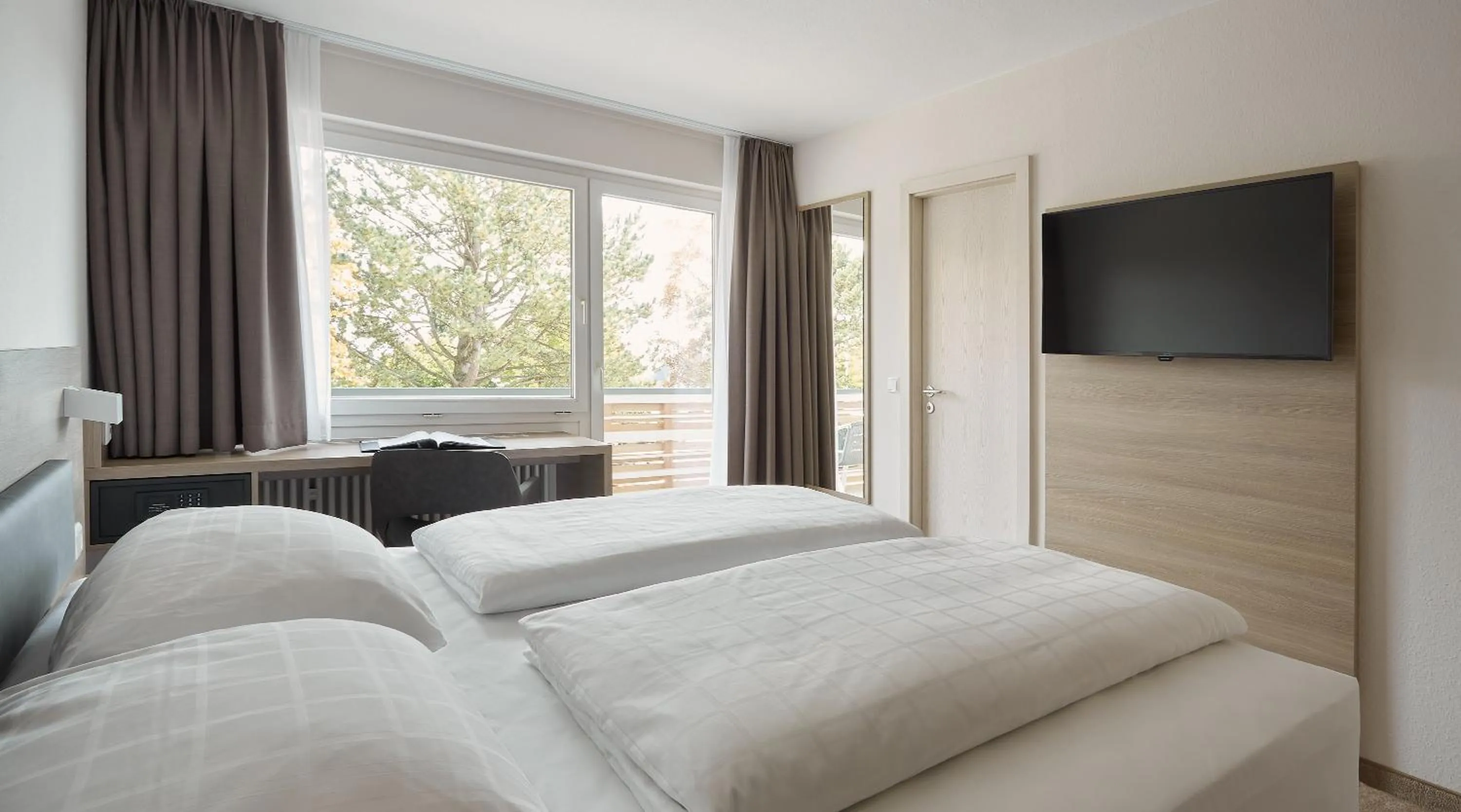 TV and multimedia, Bed in SCOTTY & EMILY Hotel Ulm