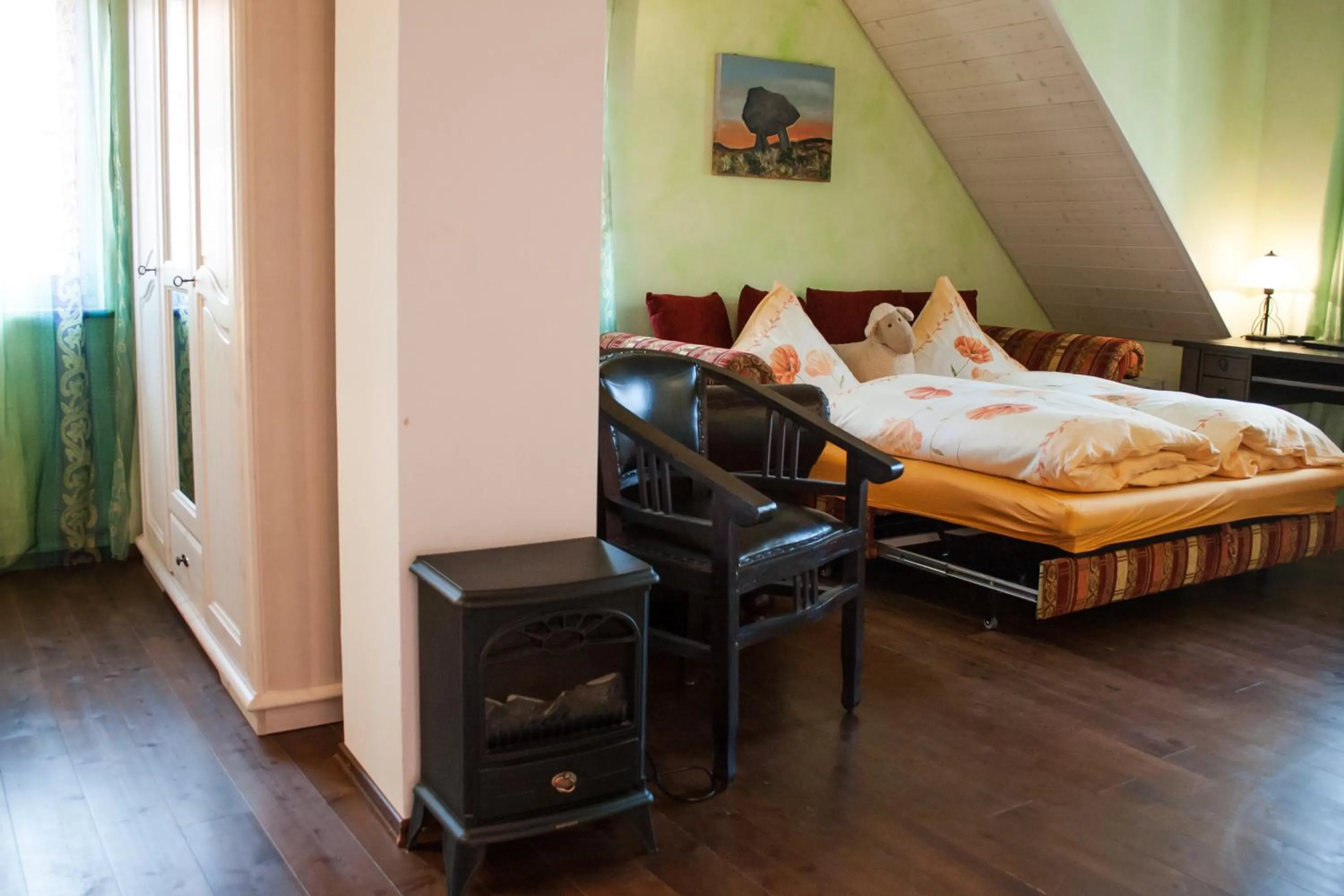 Photo of the whole room, Bed in Cleo´s Hotel Kallstadt