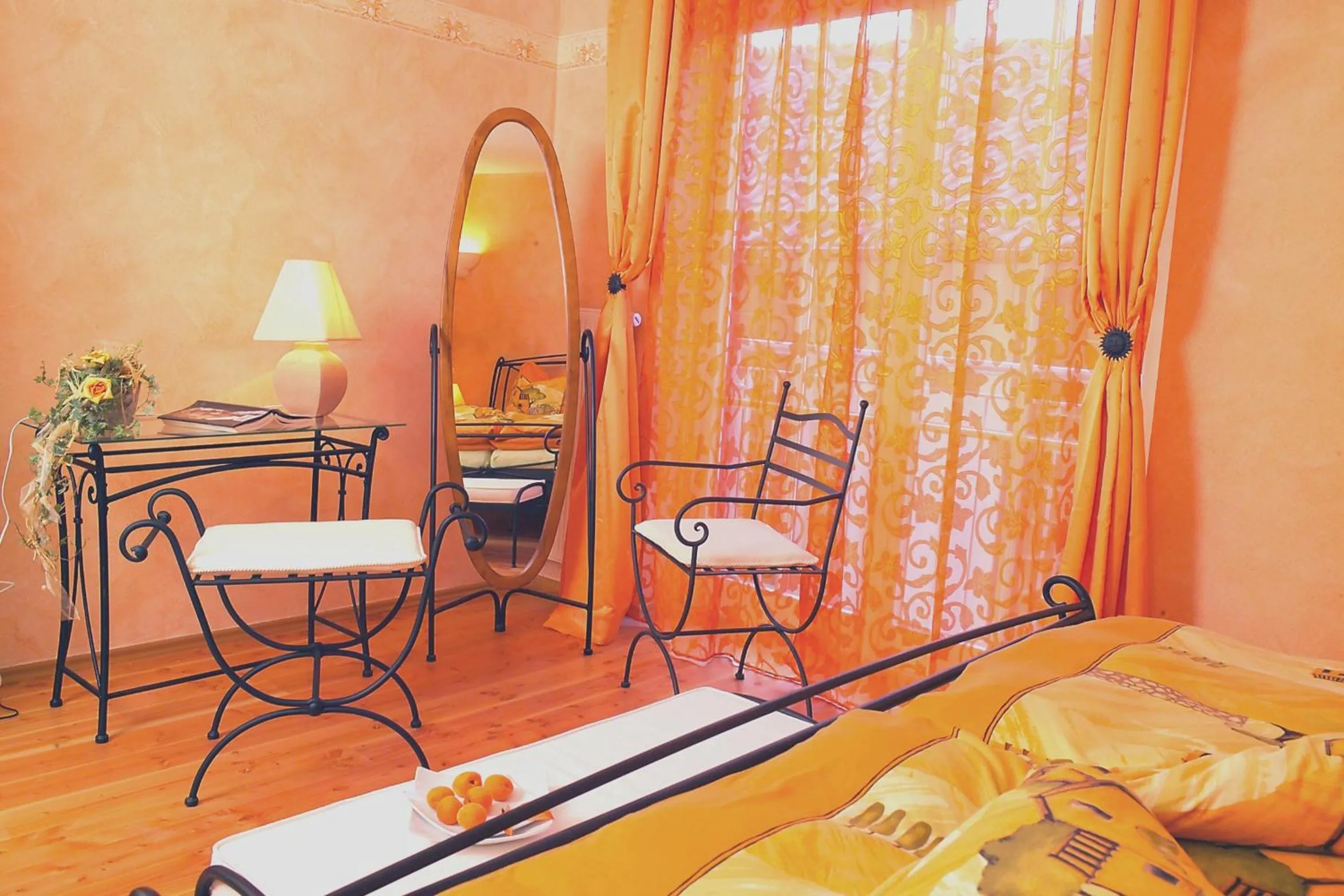 Seating area, Bed in Cleo´s Hotel Kallstadt