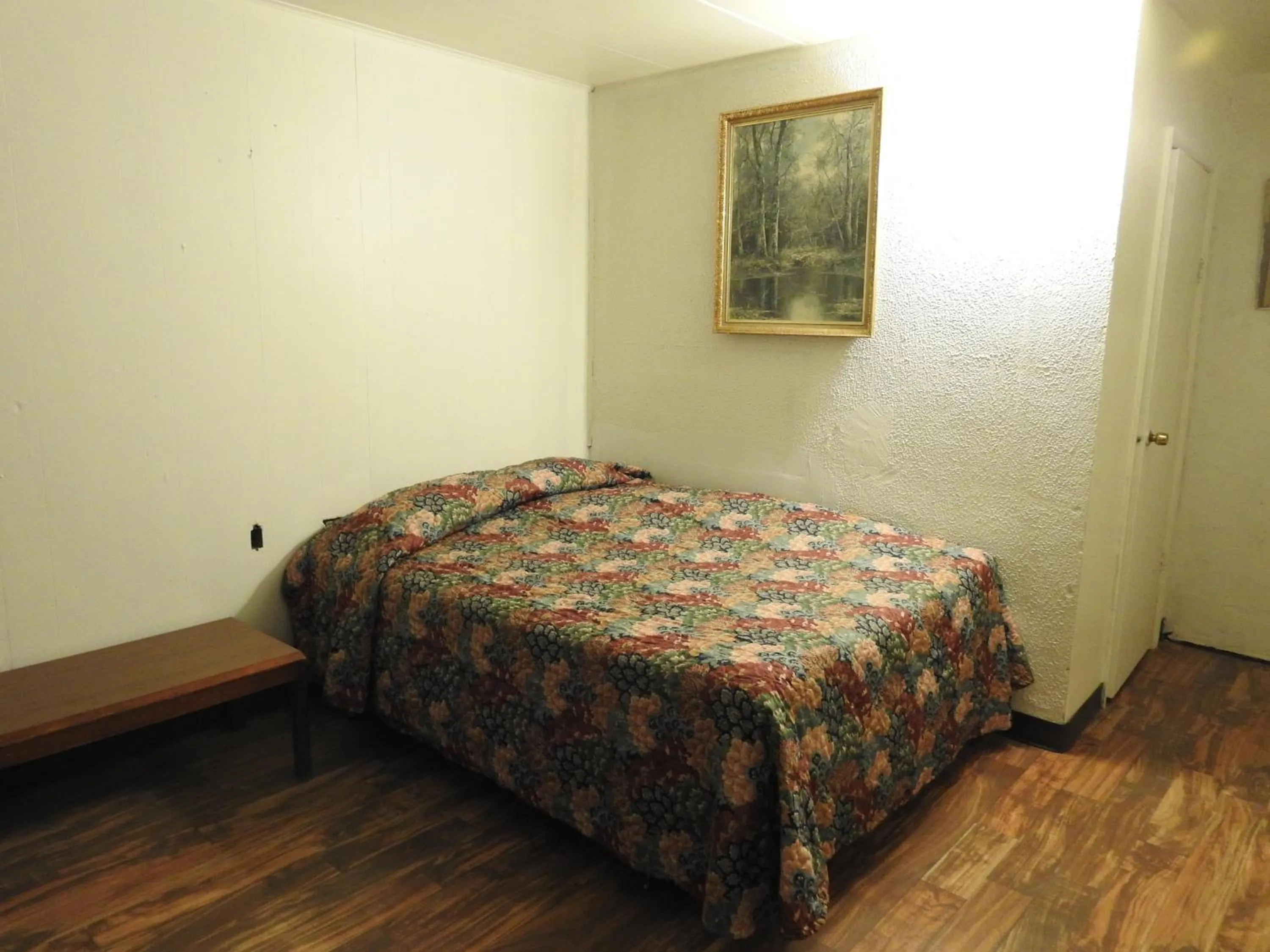 Bed in LAWRENCEBURG MOTEL
