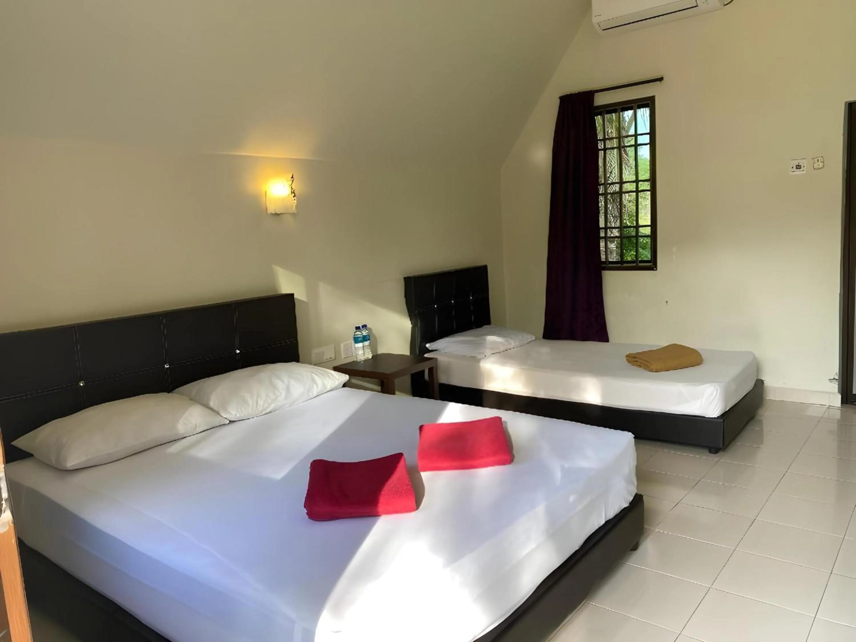 Photo of the whole room, Bed in Hotel O Sedili Inn Resort