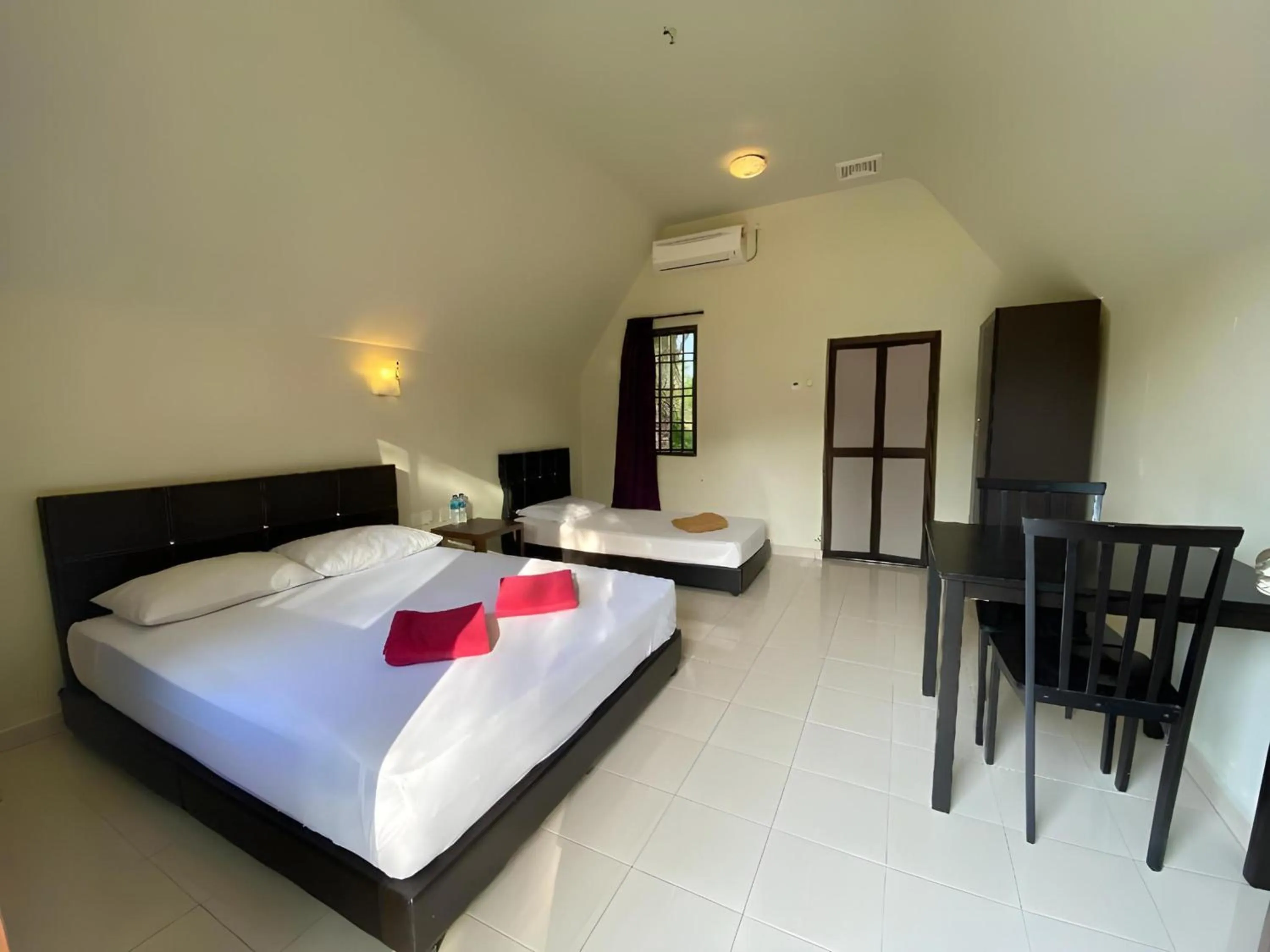 Photo of the whole room, Bed in Hotel O Sedili Inn Resort