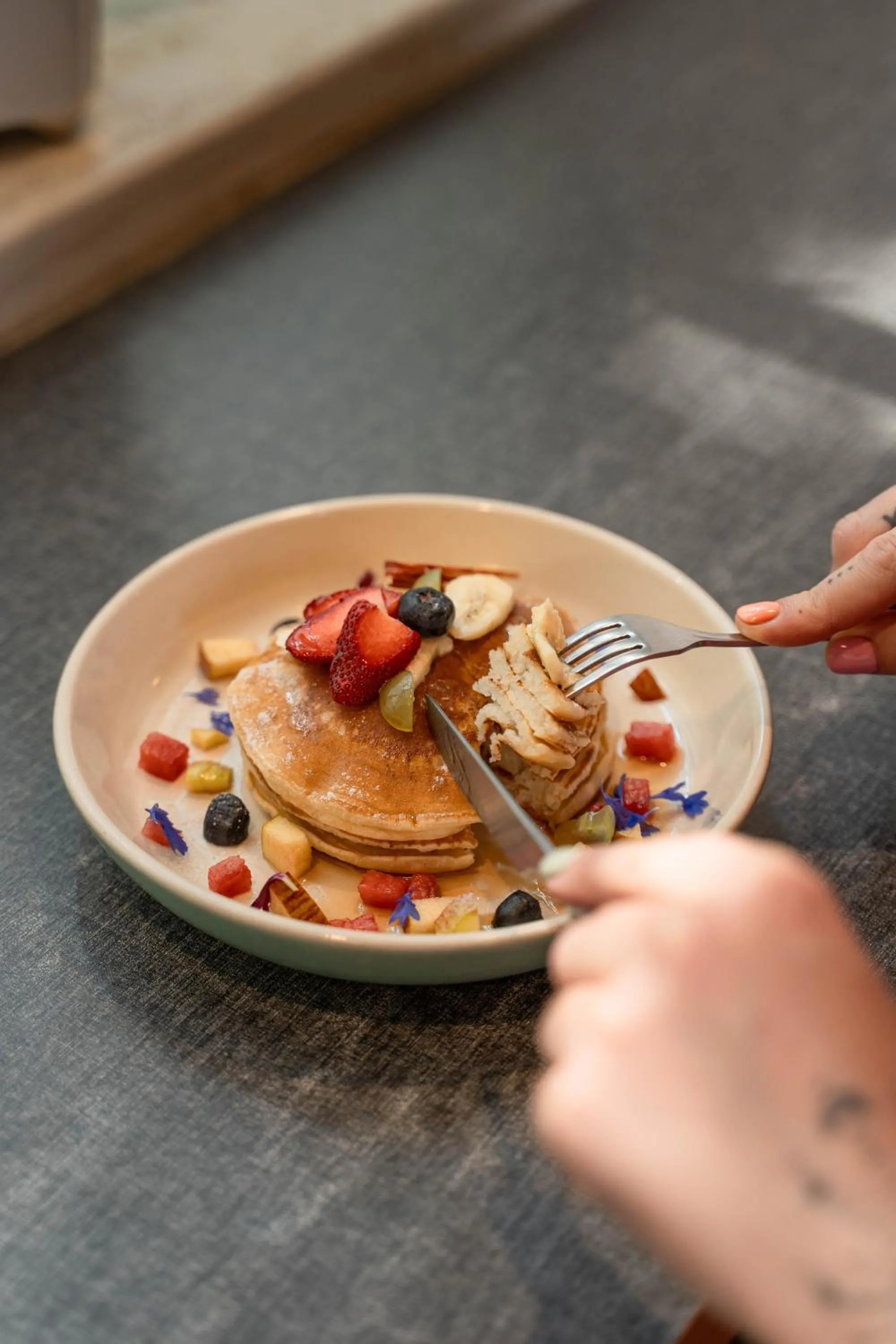 Restaurant/places to eat in Minimalist Poshtel & Suites