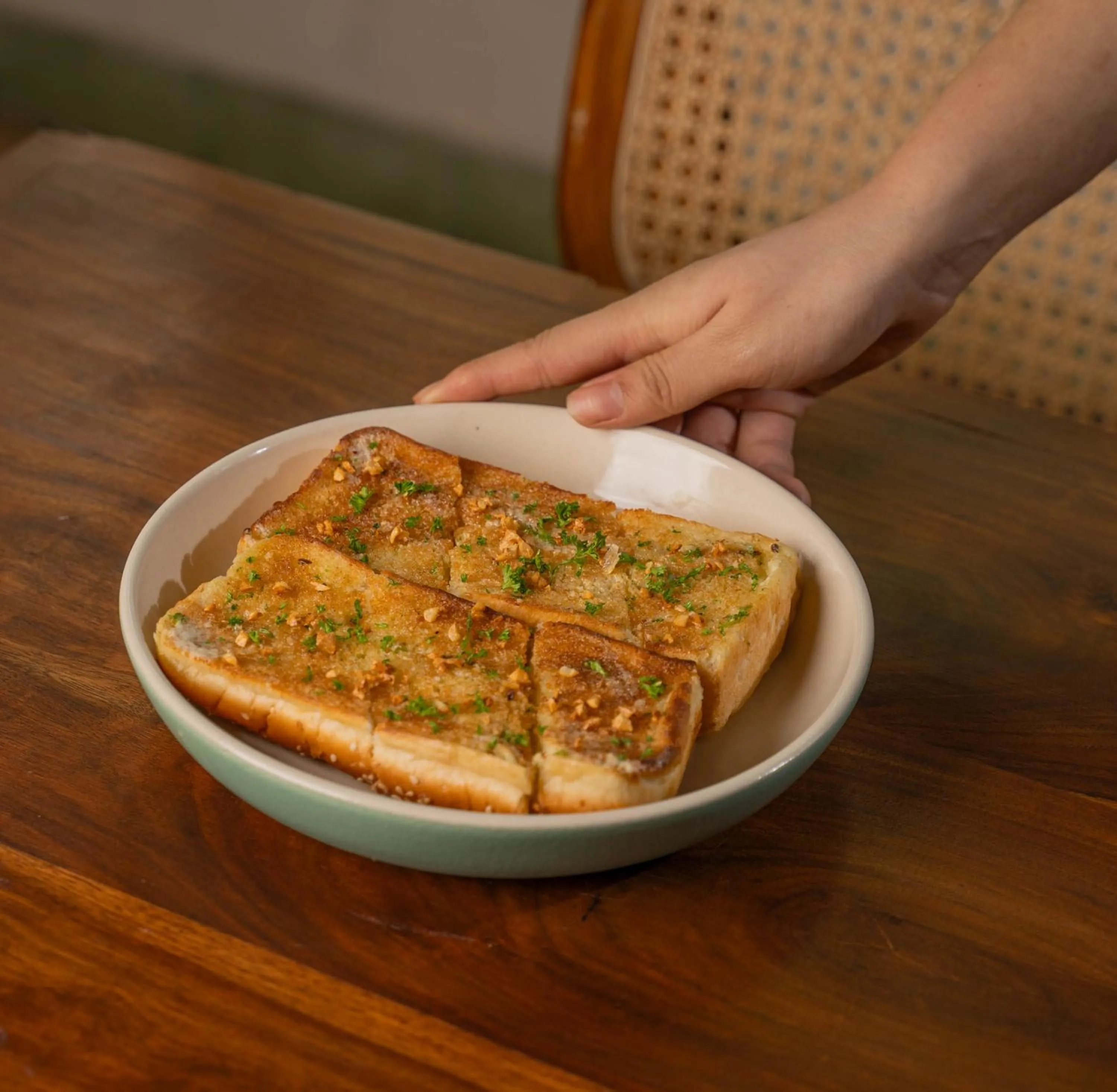 Restaurant/places to eat in Minimalist Poshtel & Suites