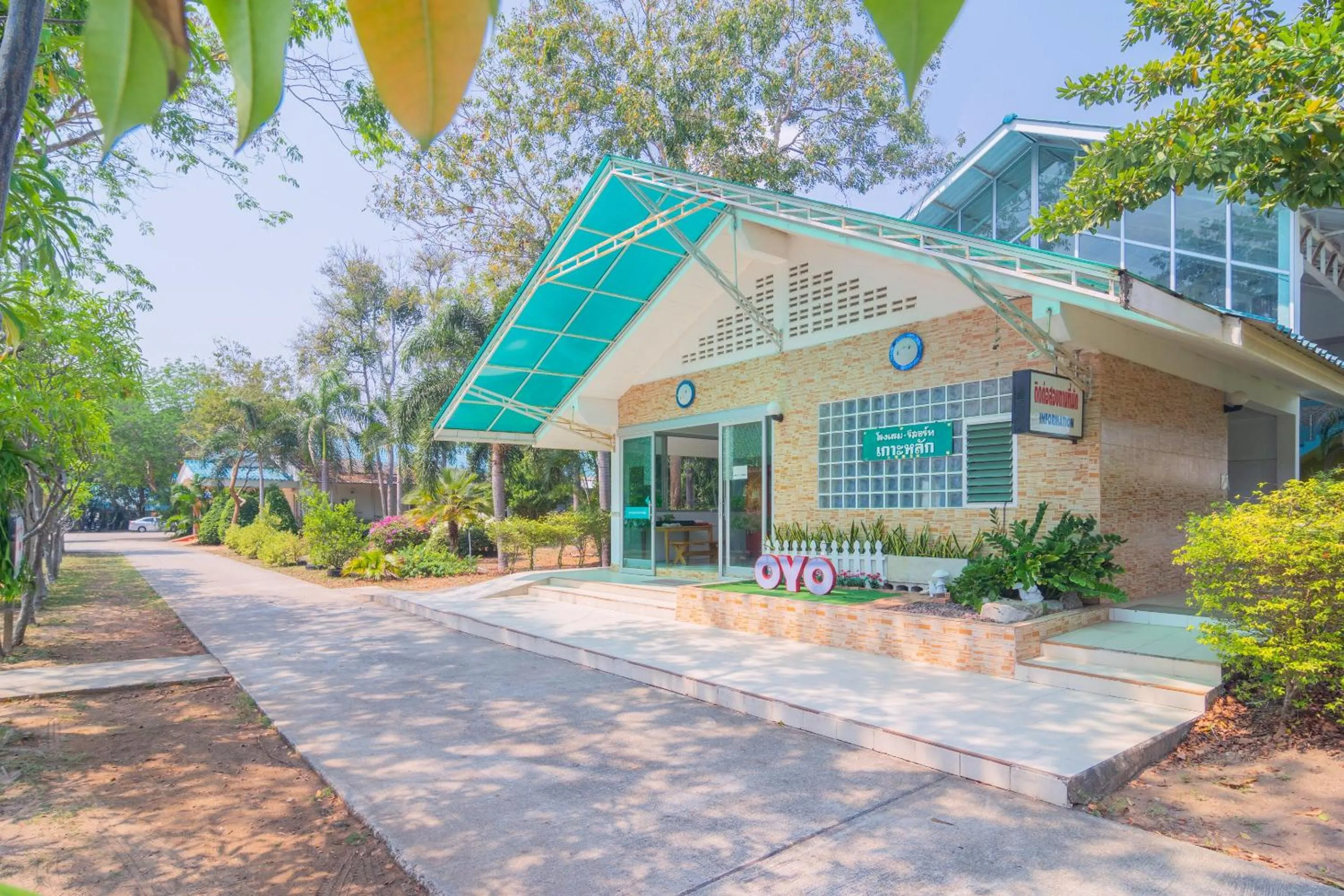 Facade/entrance in Koh Lak Resort