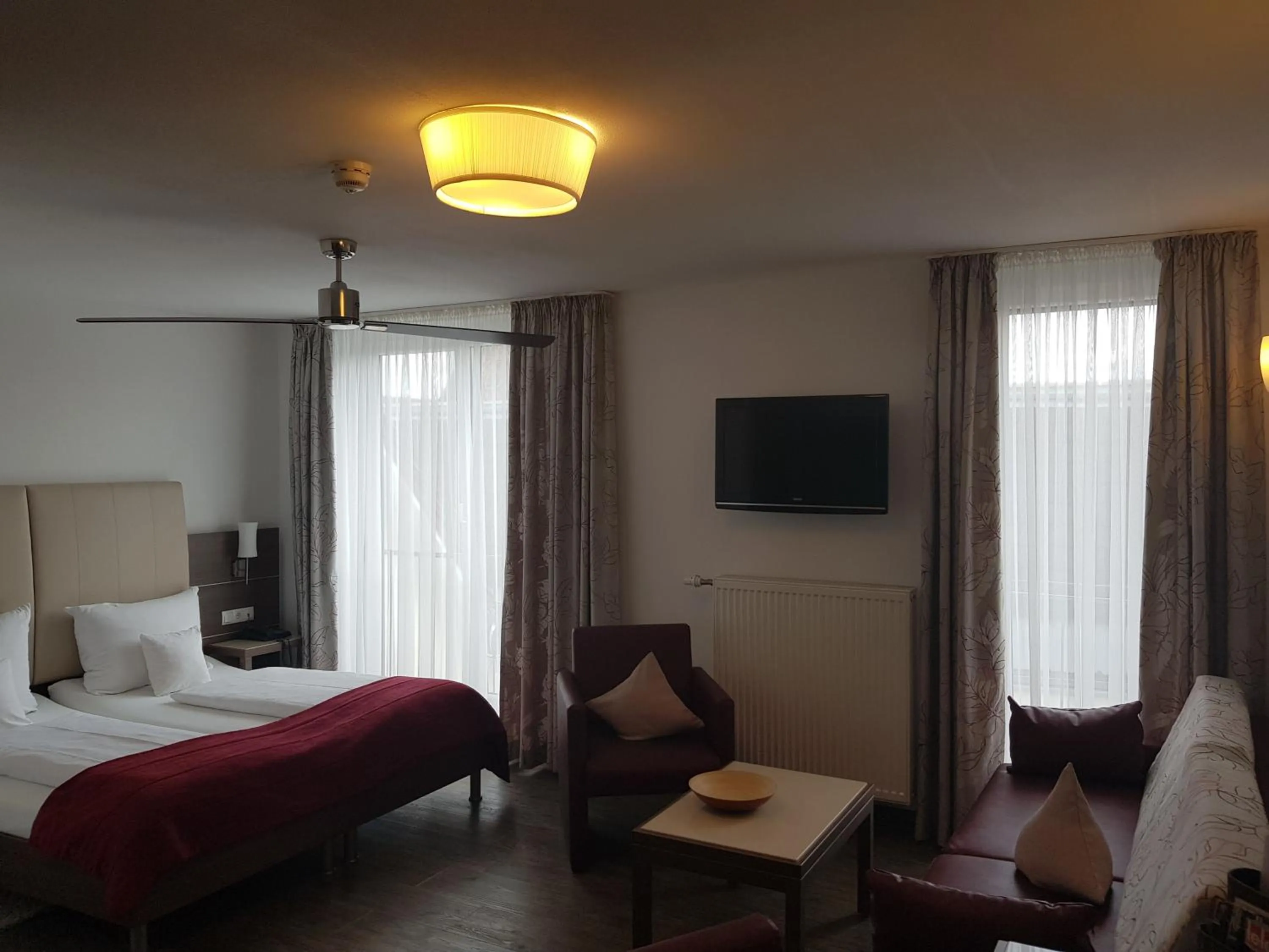 Seating area, Bed in Hotel-Restaurant Pfälzer Hof