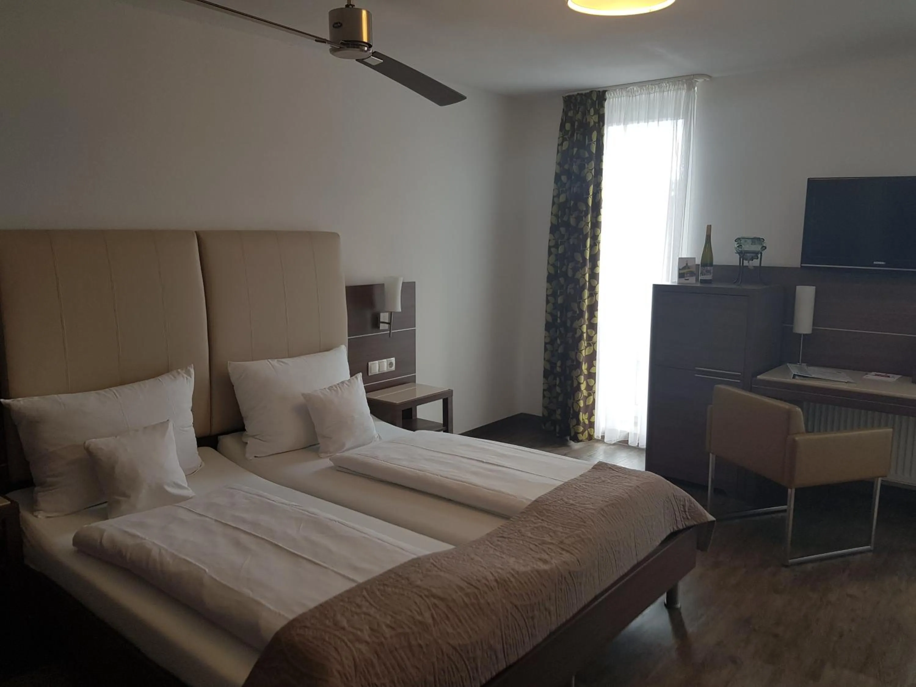 Bedroom, Bed in Hotel-Restaurant Pfälzer Hof