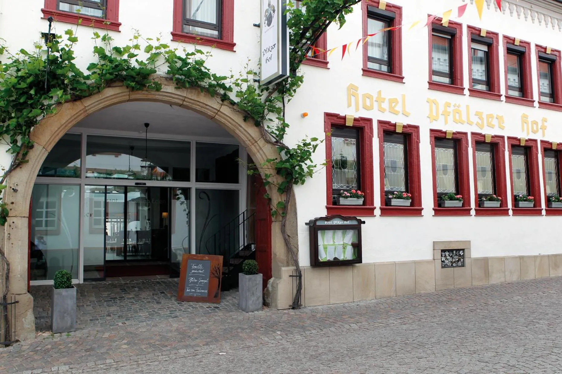 Facade/entrance in Hotel-Restaurant Pfälzer Hof