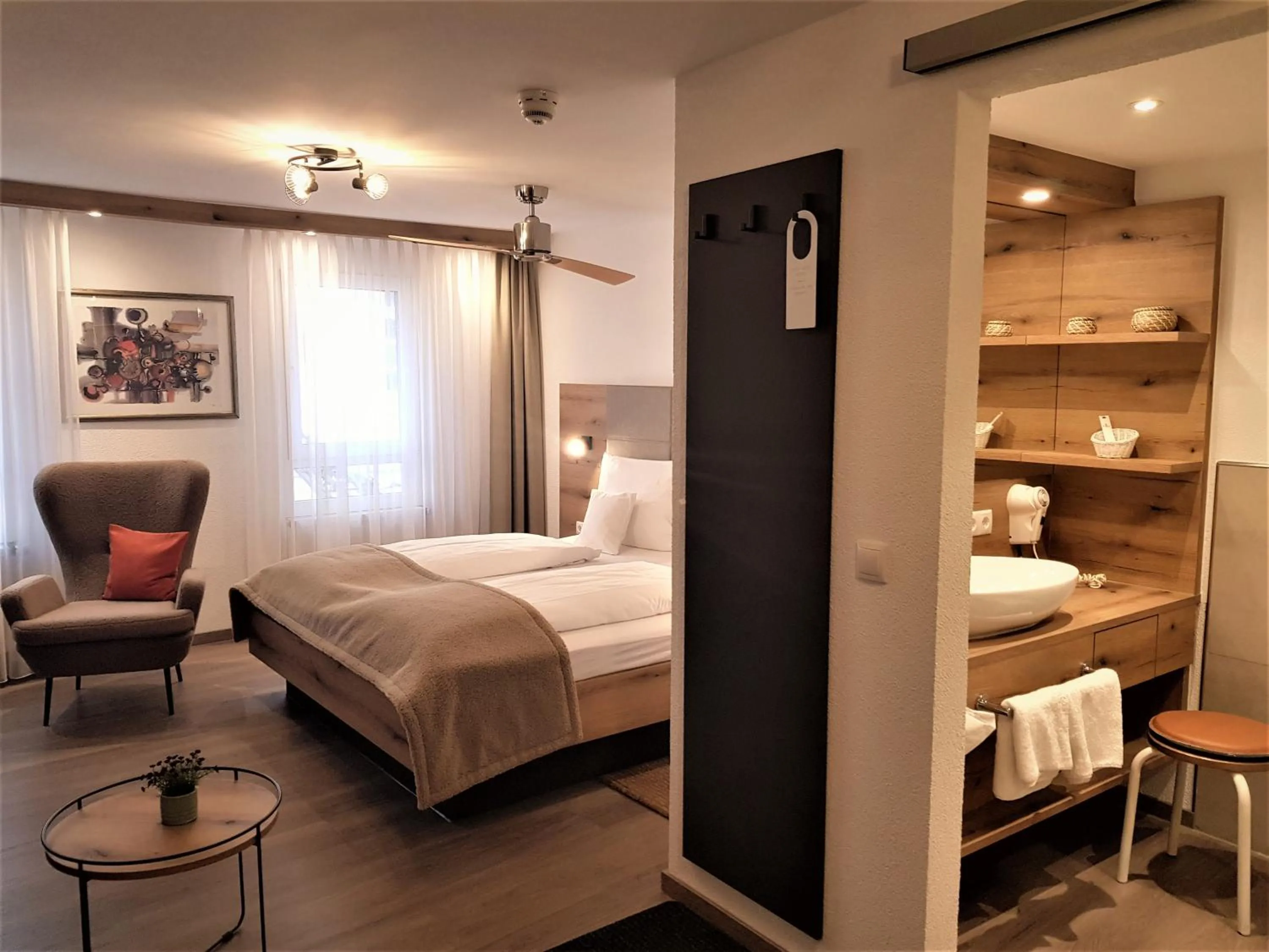 Photo of the whole room, Bed in Hotel-Restaurant Pfälzer Hof