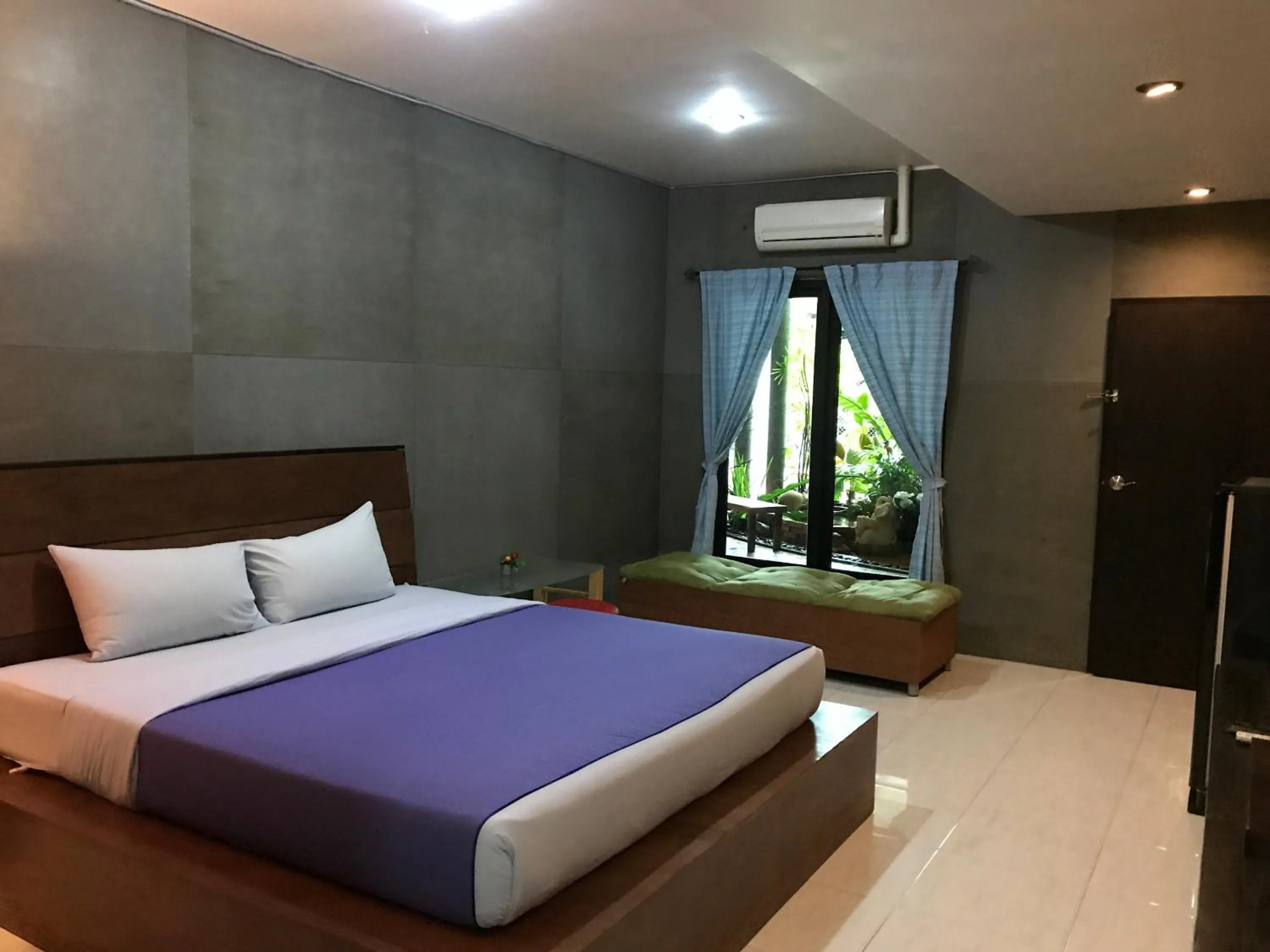 Photo of the whole room, Bed in Cafe'@luv22