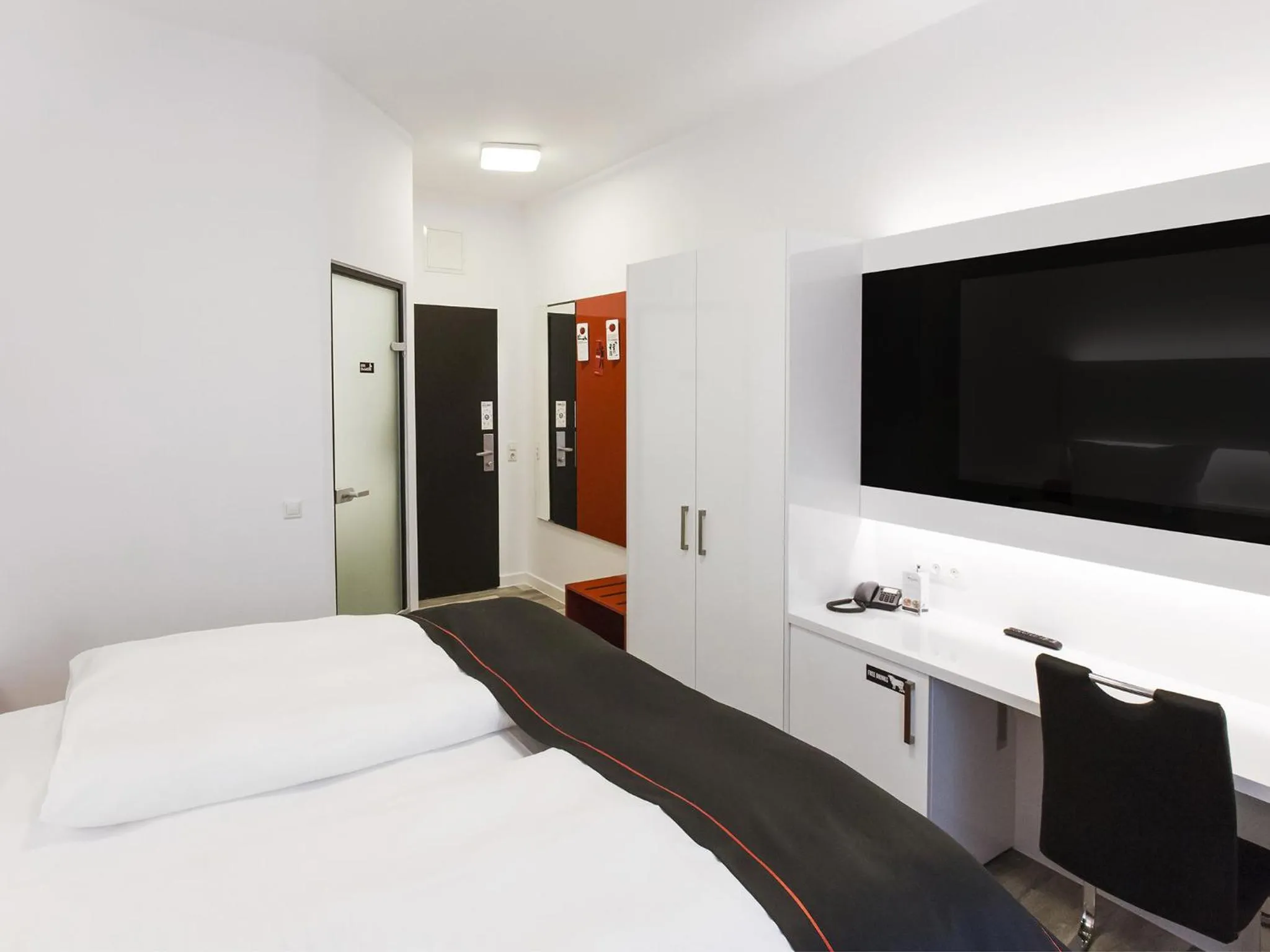 Photo of the whole room, Bed in DORMERO Hotel Hannover-Langenhagen Airport