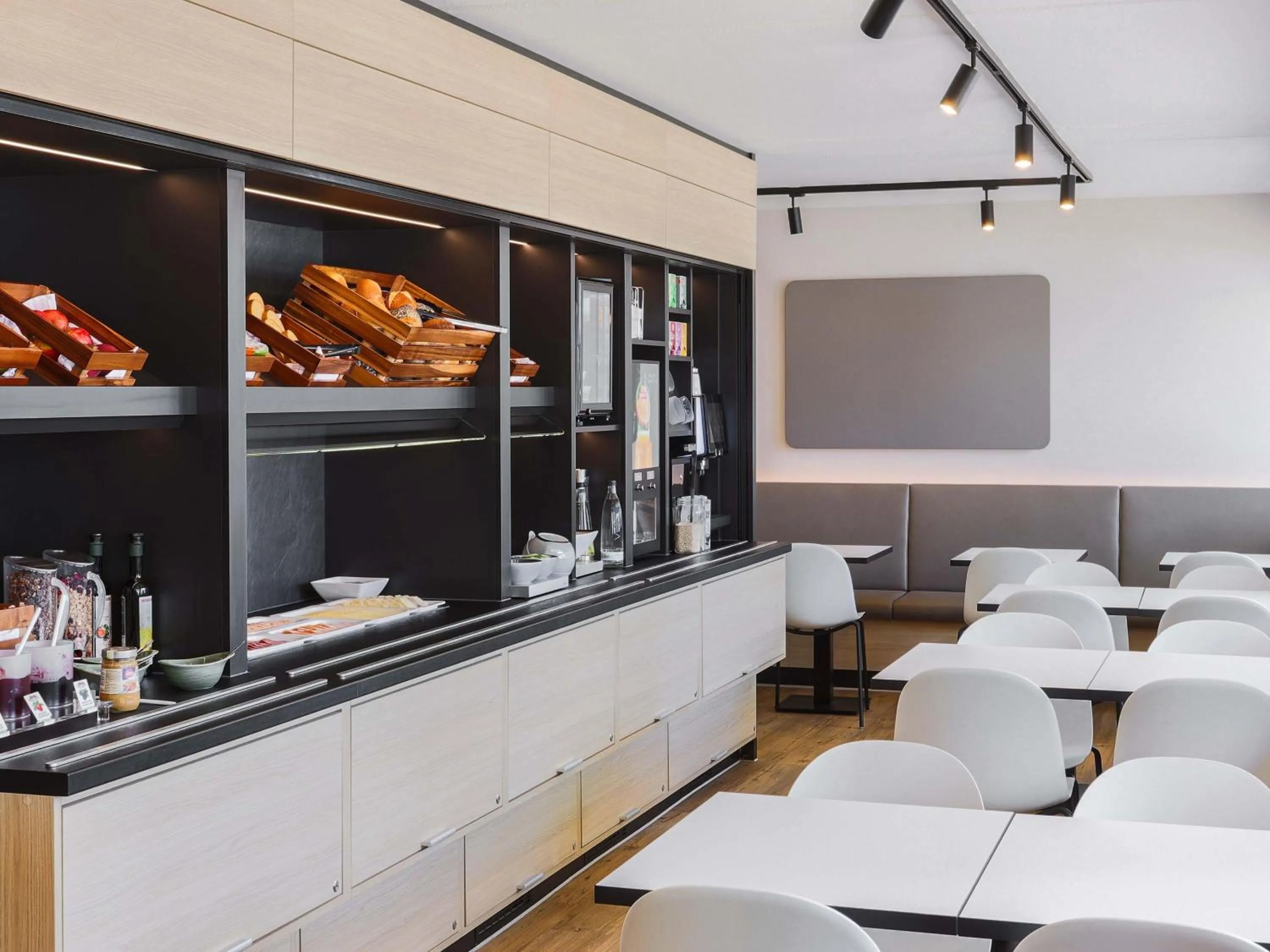 Restaurant/places to eat in B&B Hotel Mannheim-Friedrichsfeld