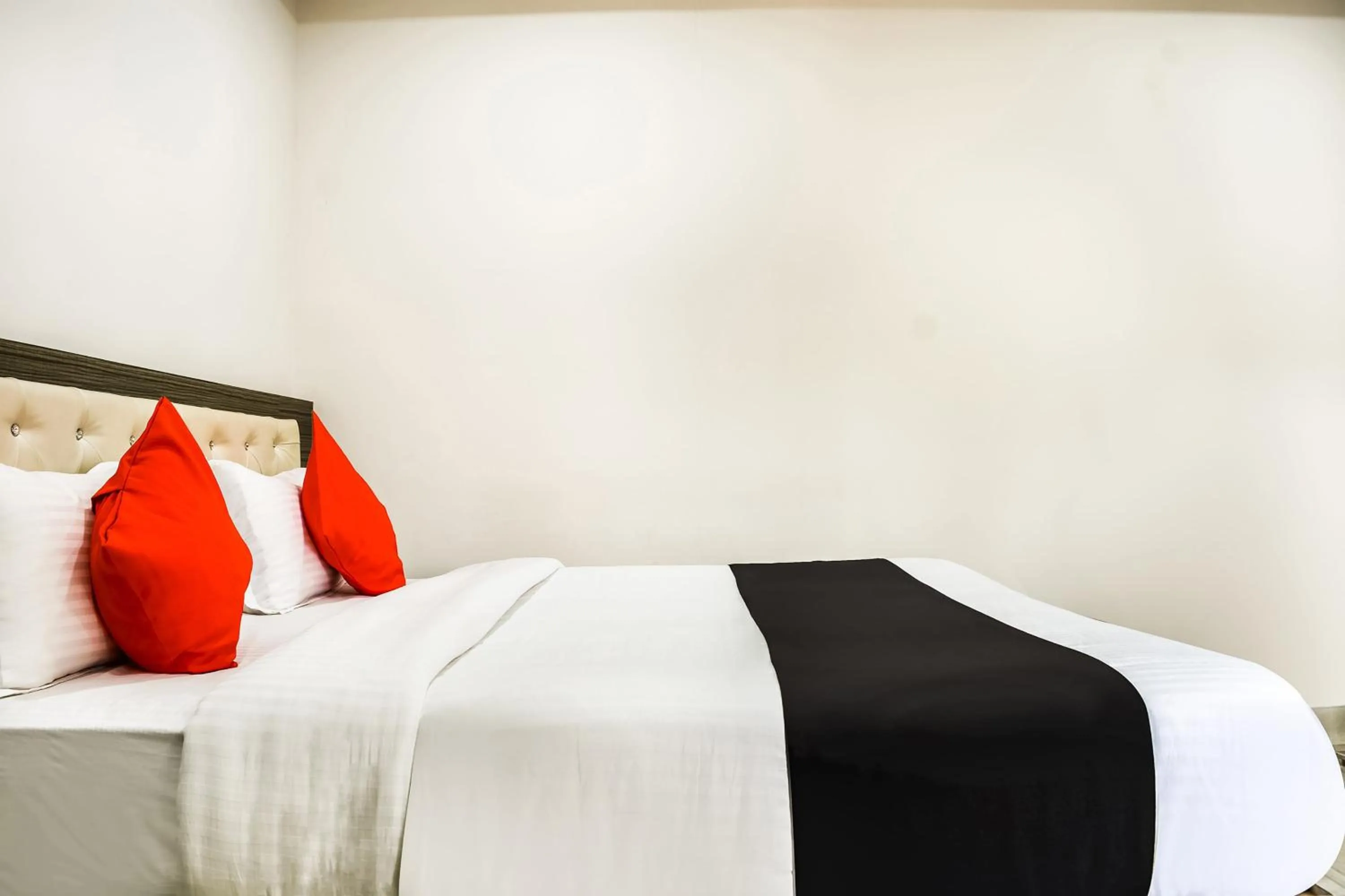 Bedroom, Bed in Capital O Jai Adisson