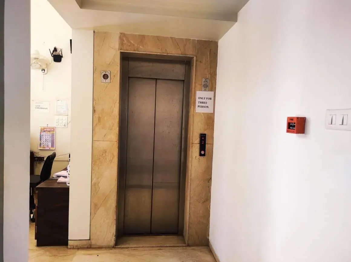 Property building in Hotel Manasi INN Property building in Hotel Manasi INN