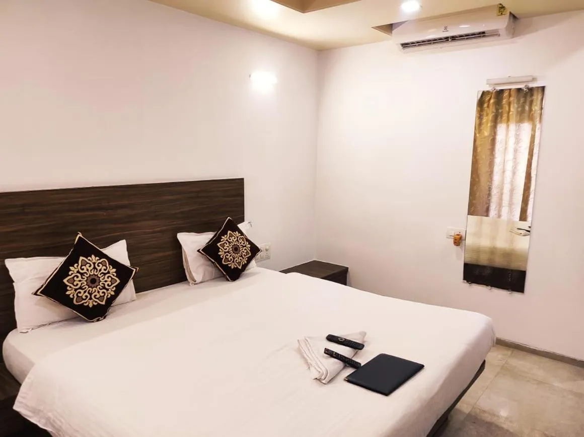 Bed in Hotel Manasi INN