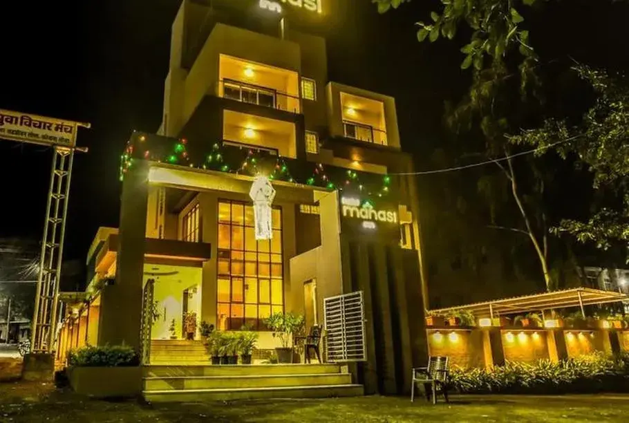 Property building in Hotel Manasi INN Property building in Hotel Manasi INN