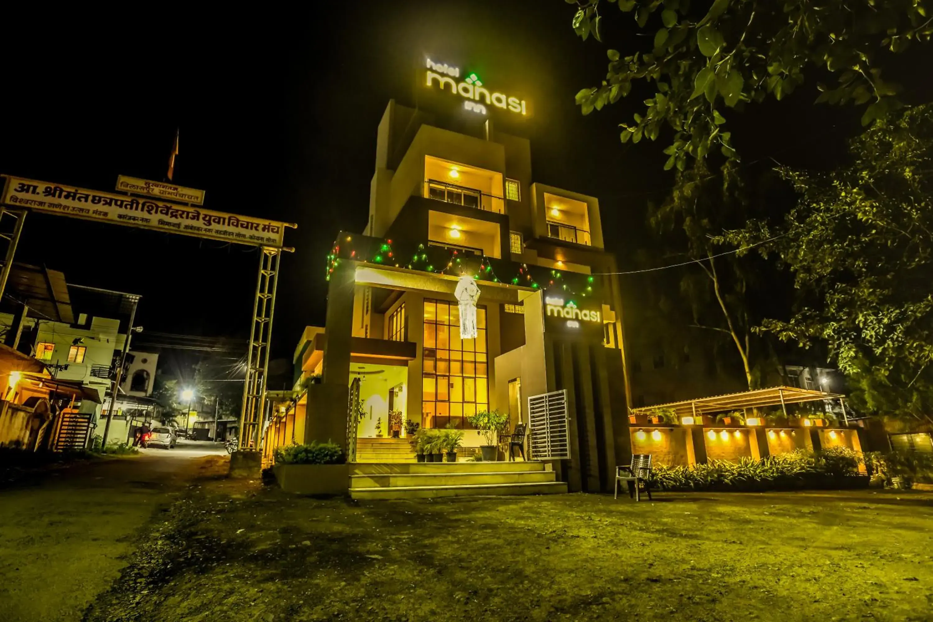 Property building in Hotel Manasi INN Property building in Hotel Manasi INN