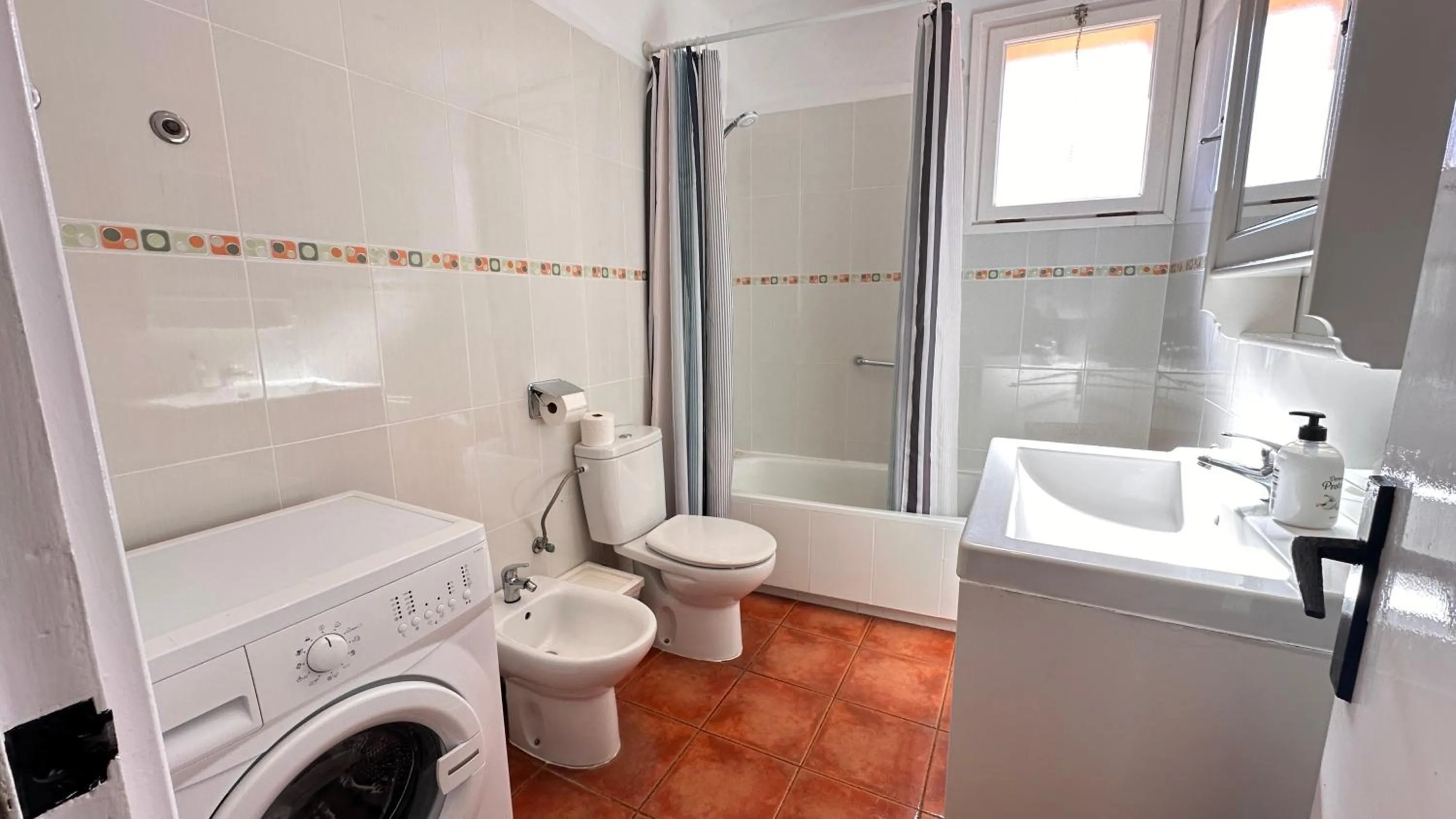 Bathroom in Apartamento con jardín a 11 metros de la playa. CG.