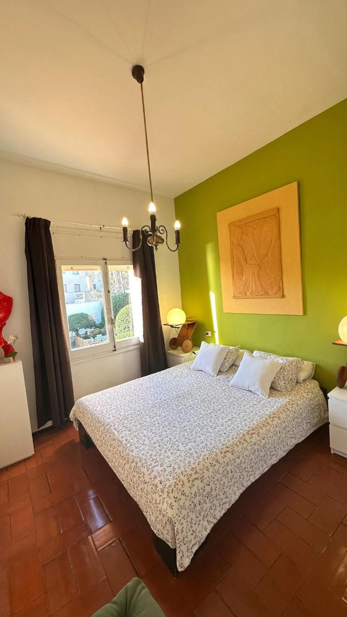 Bed in Apartamento con jardín a 11 metros de la playa. CG.