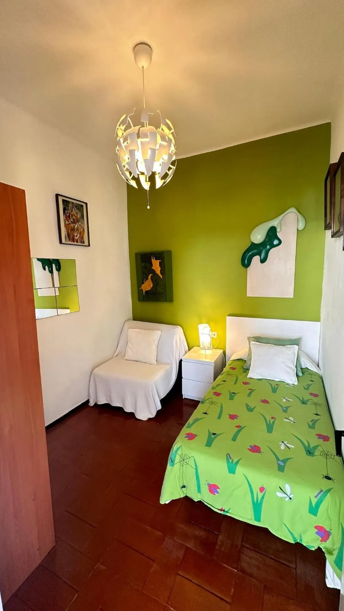 Bed in Apartamento con jardín a 11 metros de la playa. CG.