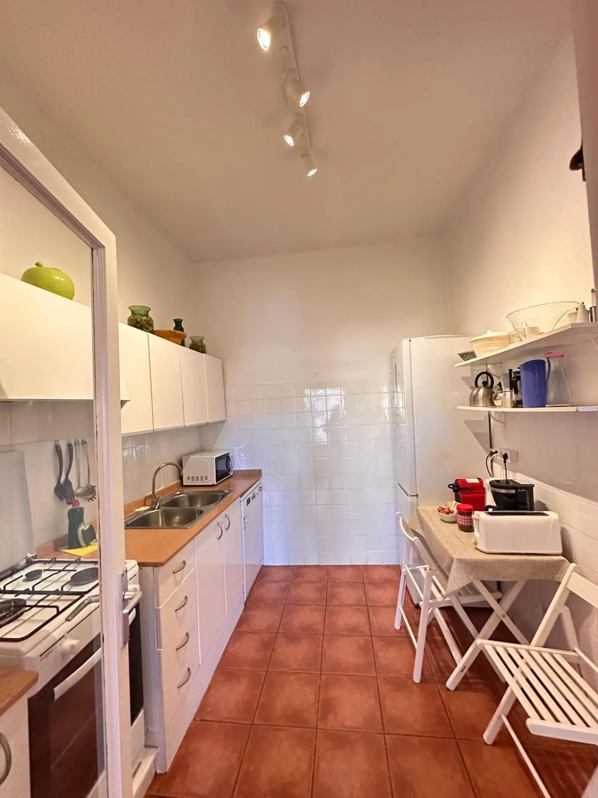 Kitchen or kitchenette in Apartamento con jardín a 11 metros de la playa. CG.