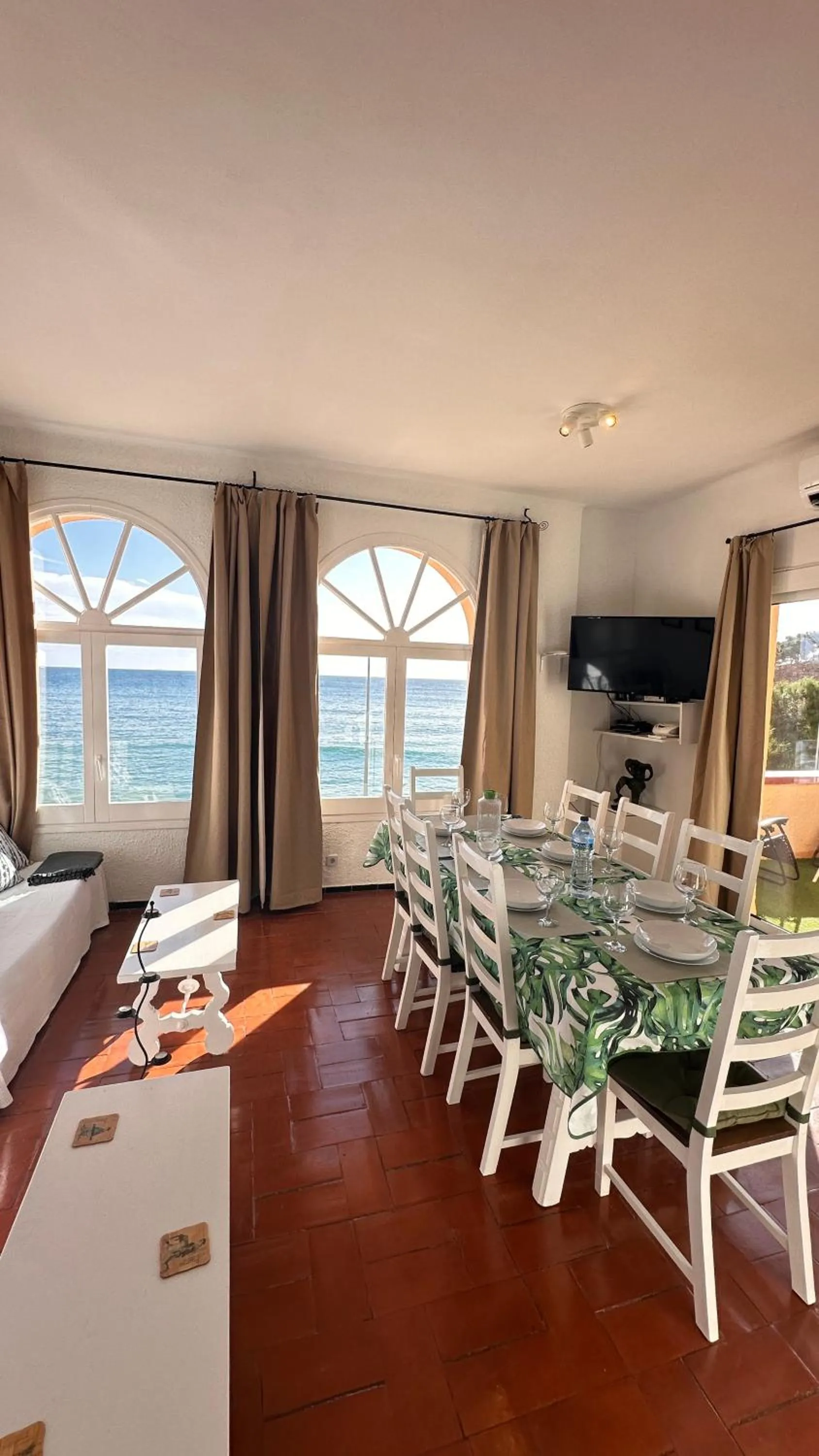 Living room in Apartamento con jardín a 11 metros de la playa. CG.