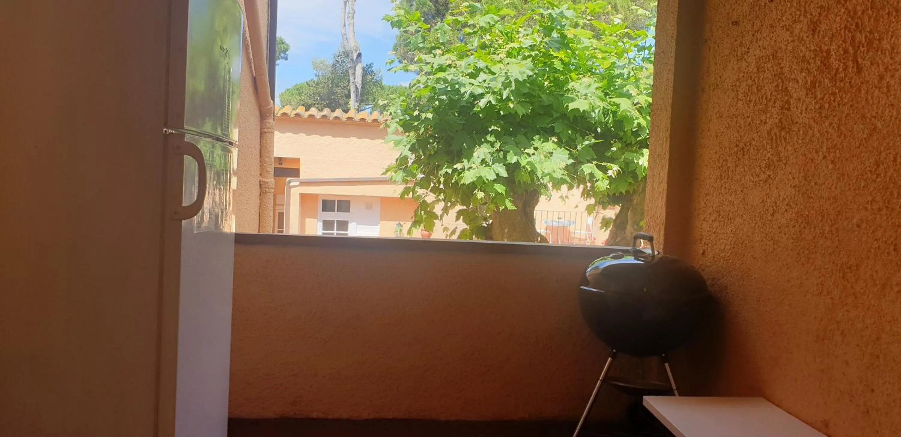 BBQ facilities in Apartamento con jardín a 11 metros de la playa. CG.