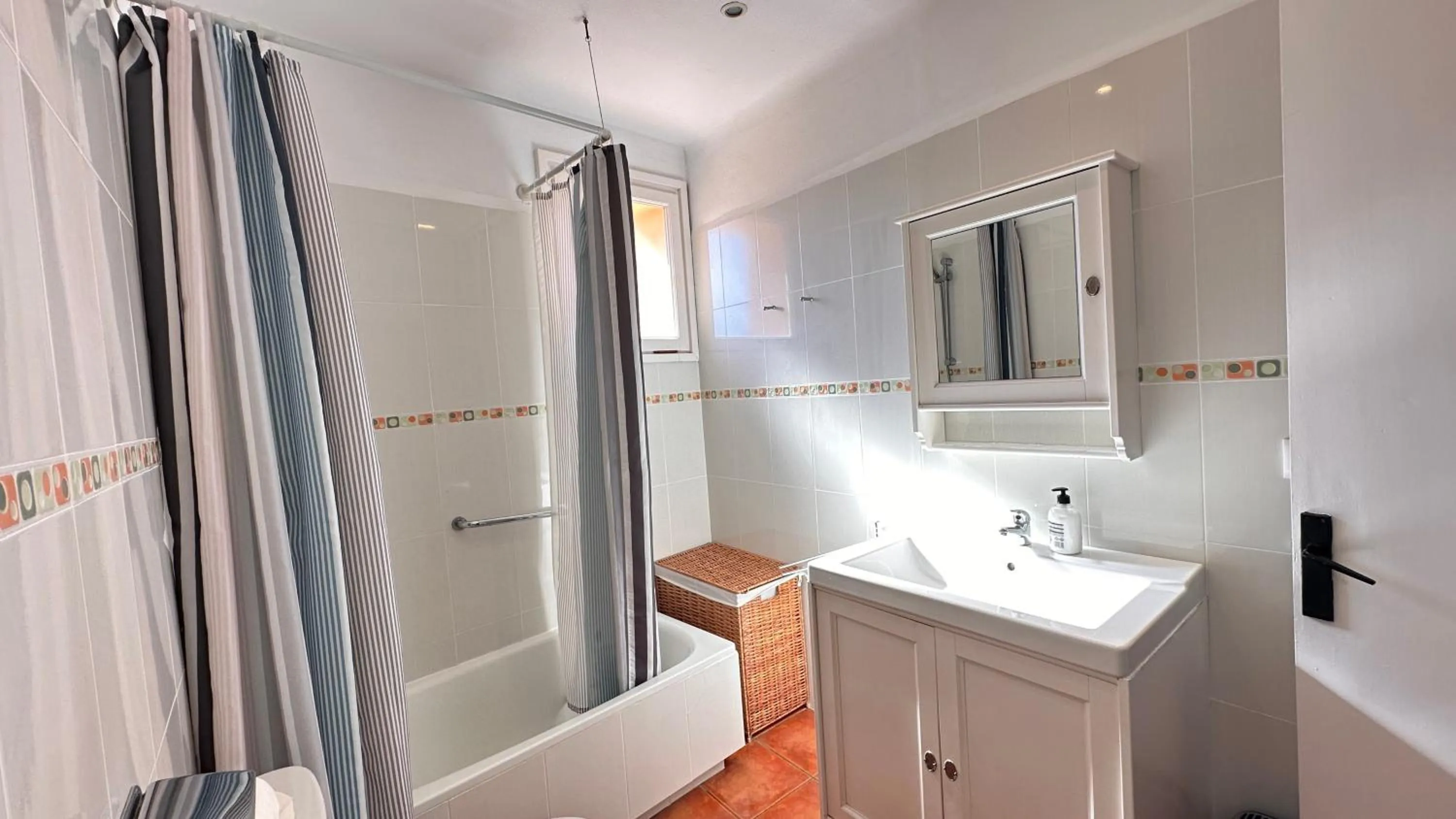 Bathroom in Apartamento con jardín a 11 metros de la playa. CG.