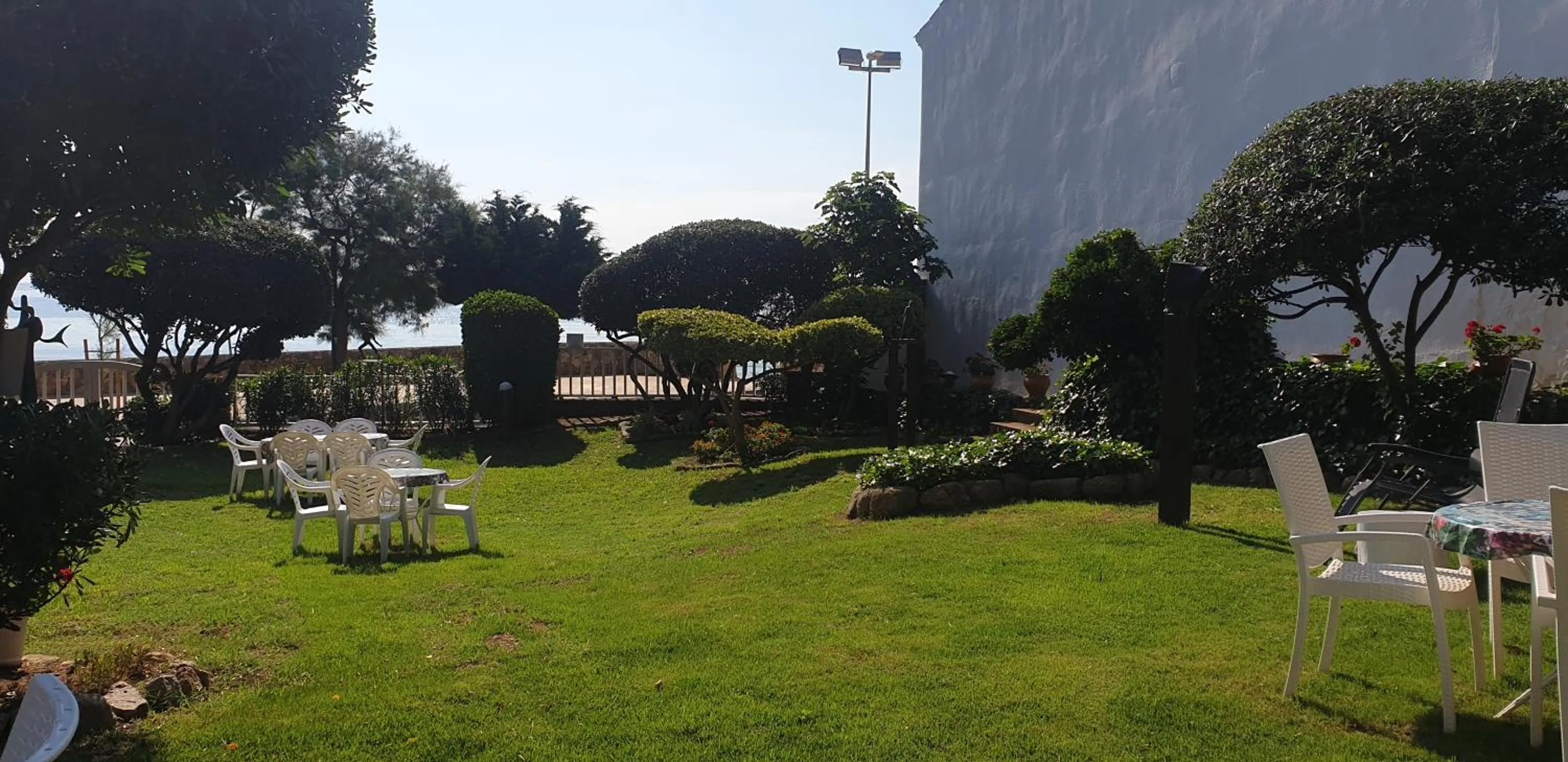 Garden in Apartamento con jardín a 11 metros de la playa. CG.