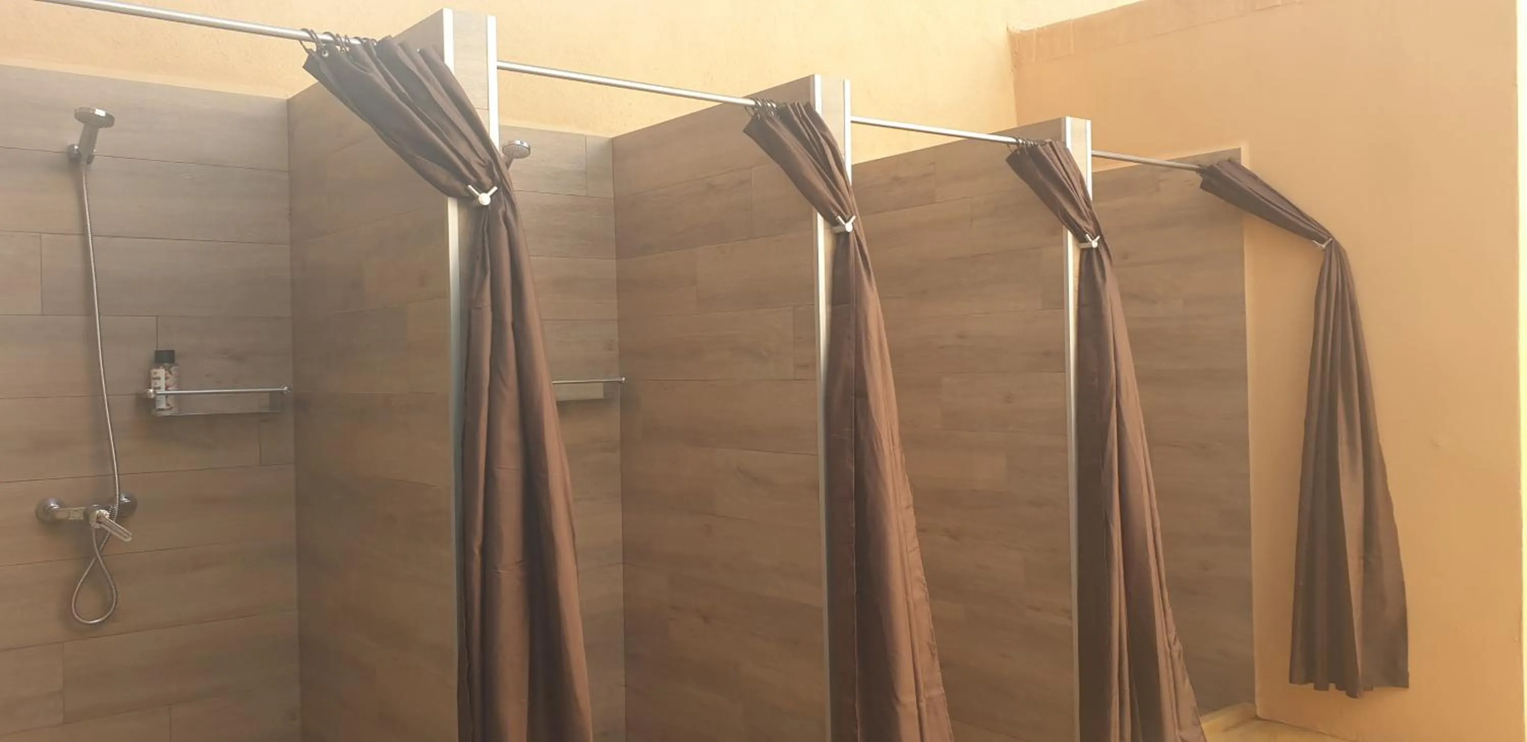 Shower in Apartamento con jardín a 11 metros de la playa. CG.