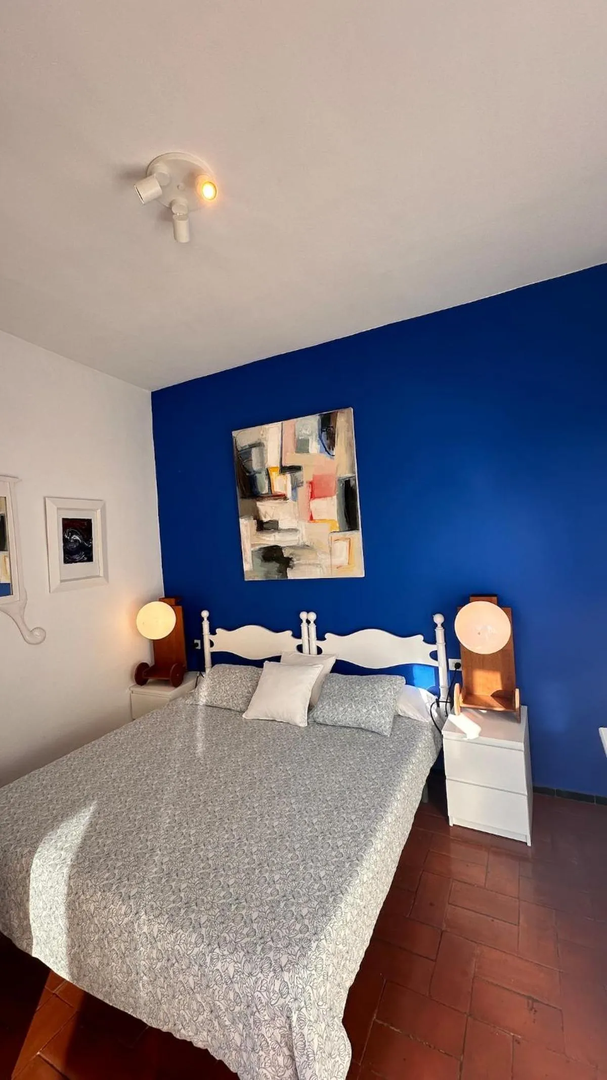 Bed in Apartamento con jardín a 11 metros de la playa. CG.