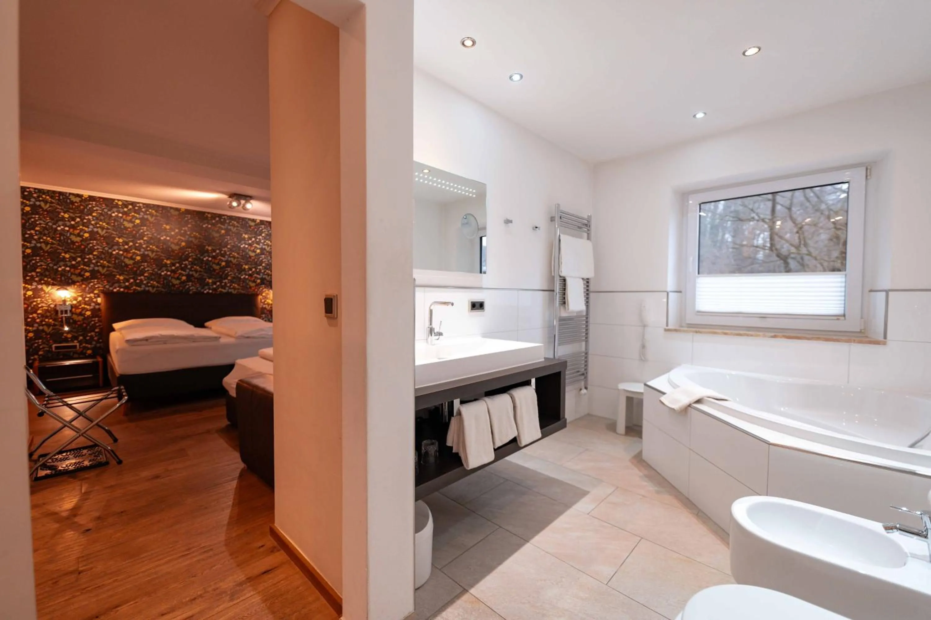 Bathroom, Bed in Boutique-Hotel Bayerischer Hof