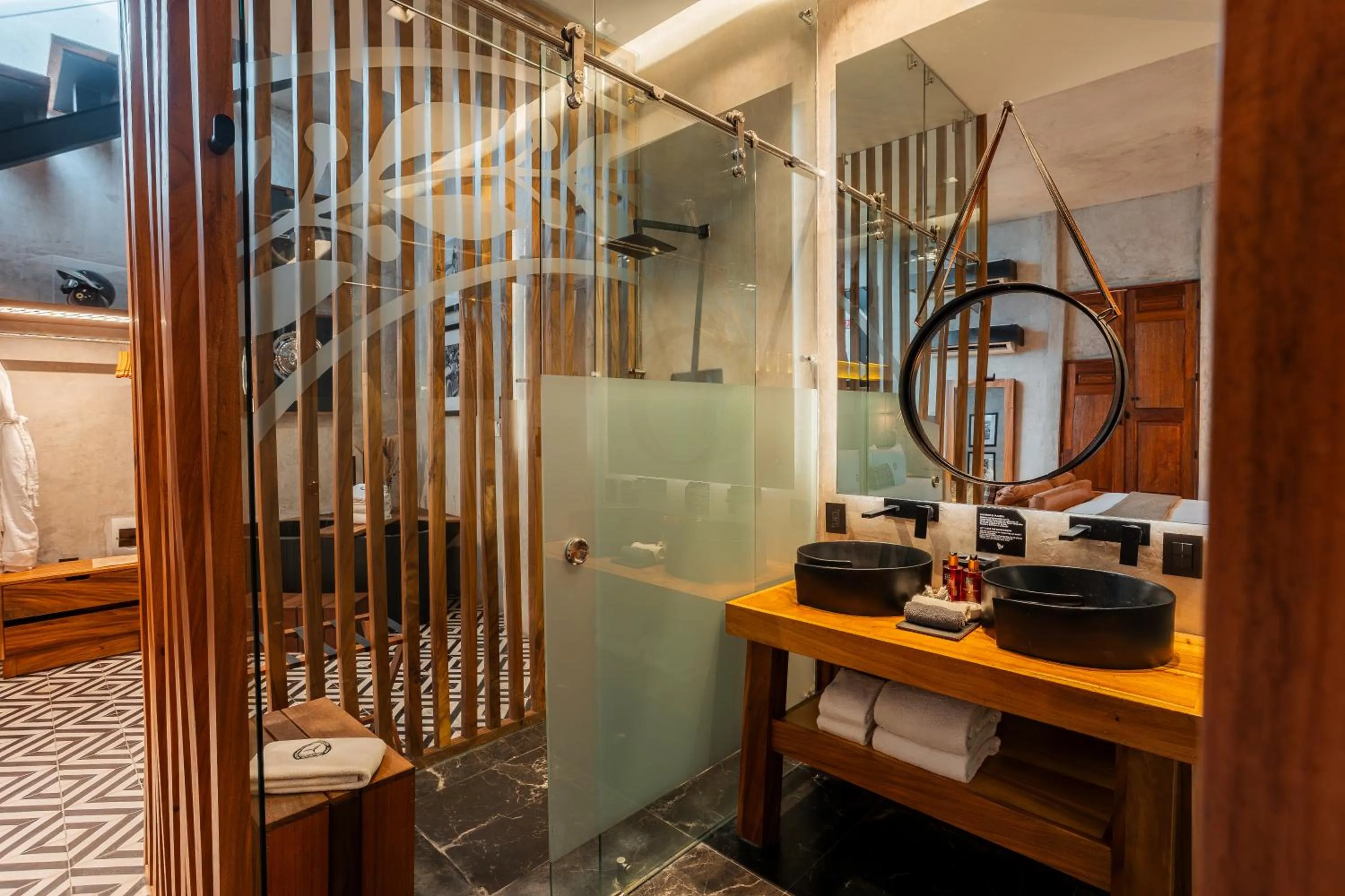 Shower in Diez Diez Collection