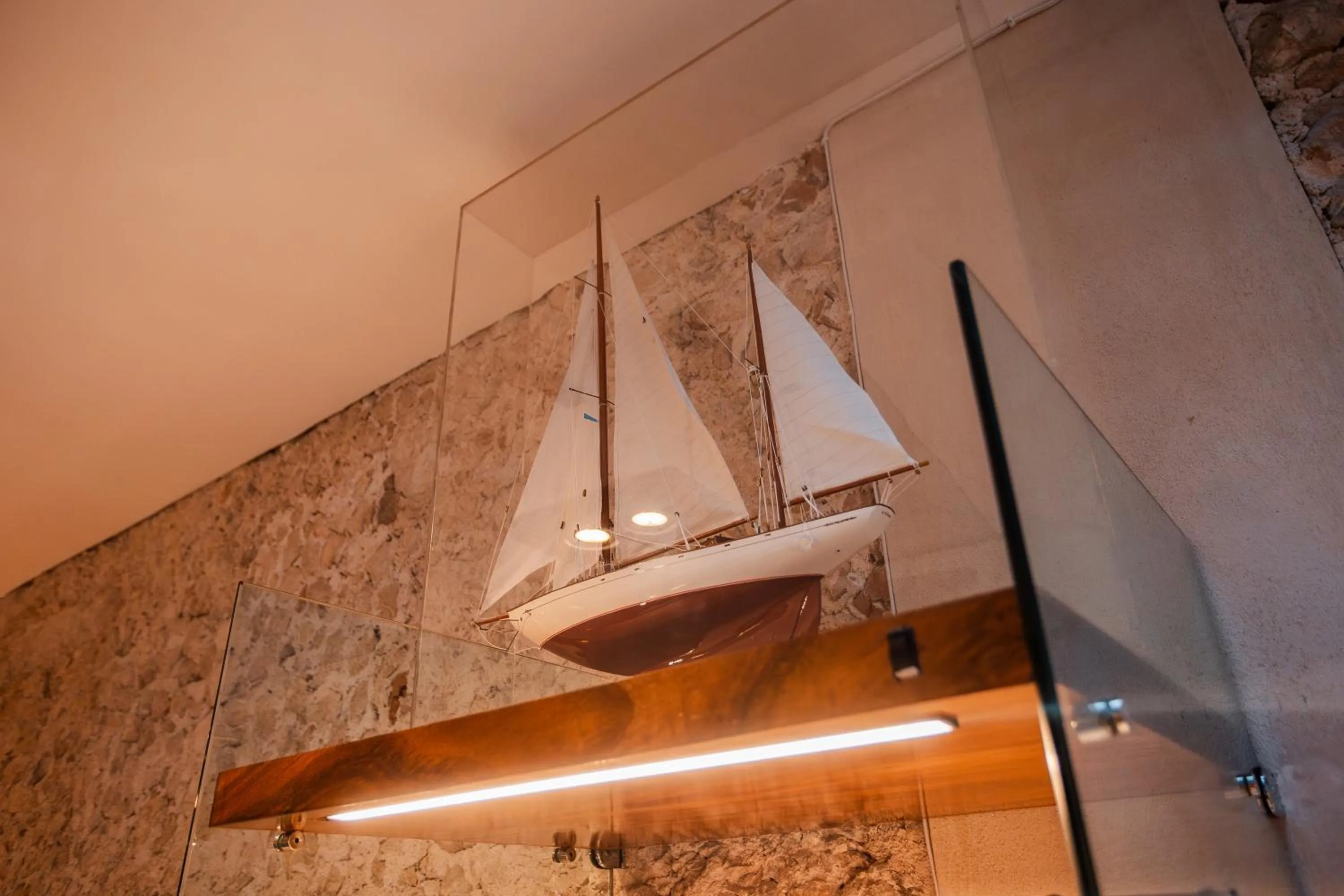 Decorative detail in Diez Diez Collection