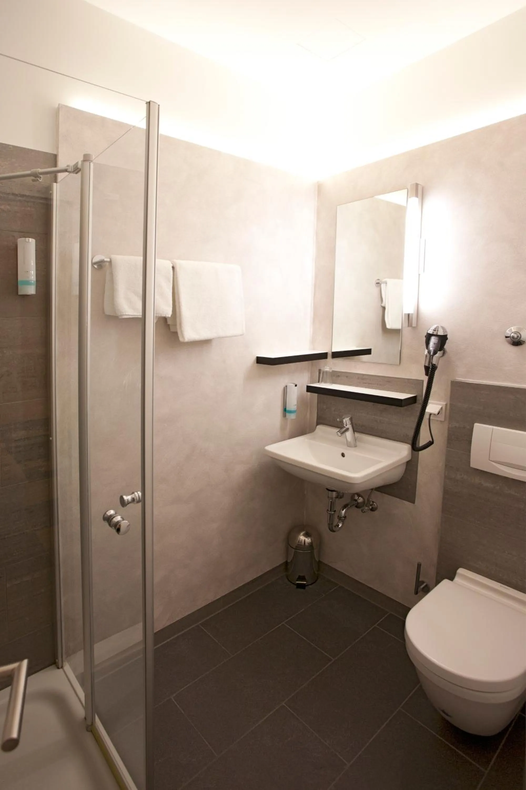 Bathroom in Hotel Cristall - Frankfurt City