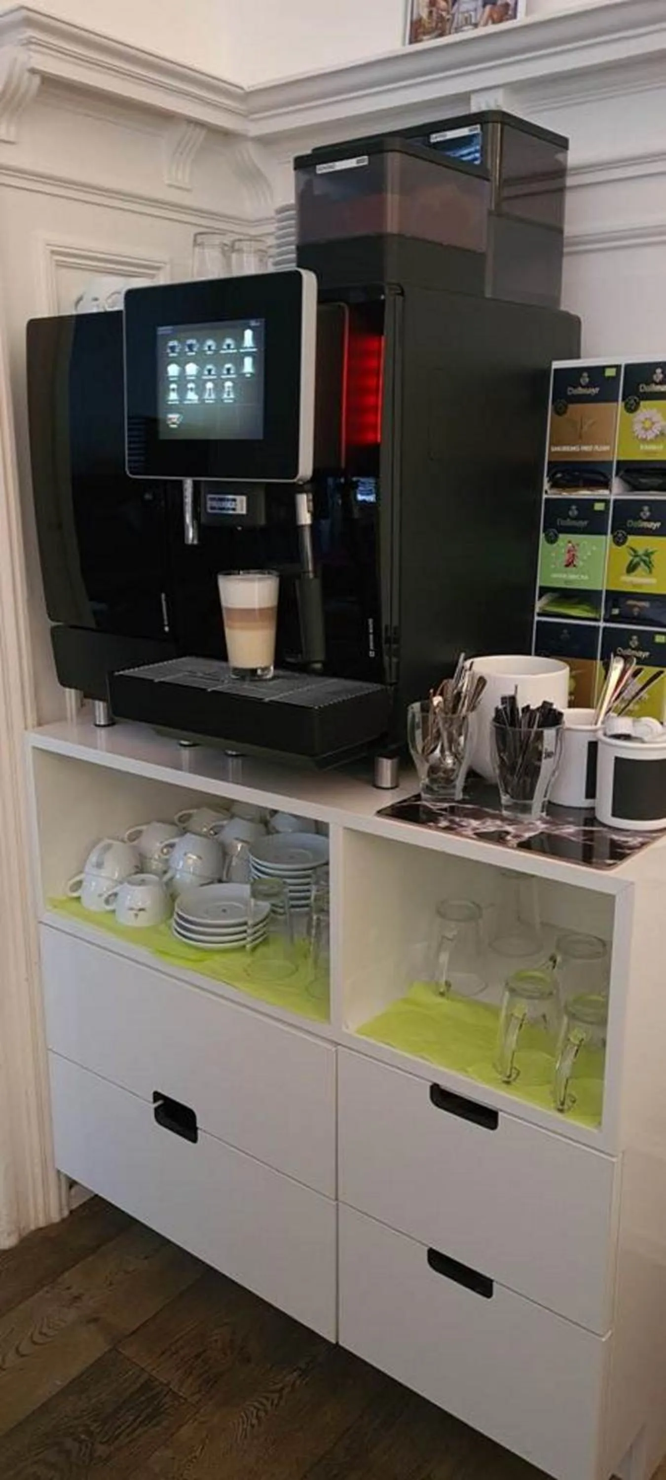 Restaurant/places to eat in Hotel Cristall - Frankfurt City