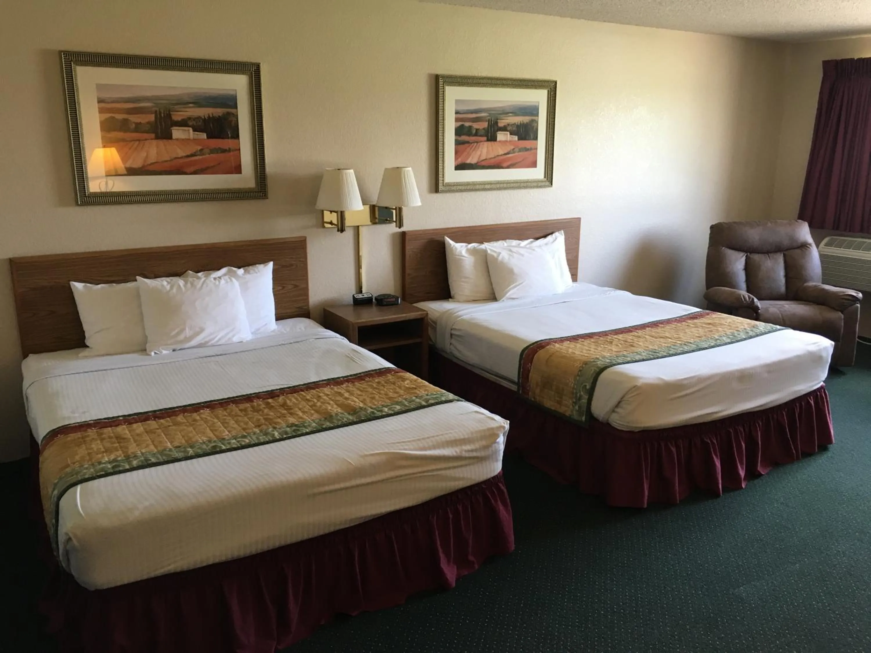 Bed in Americas Best Value Inn & Suites Cassville Roaring River