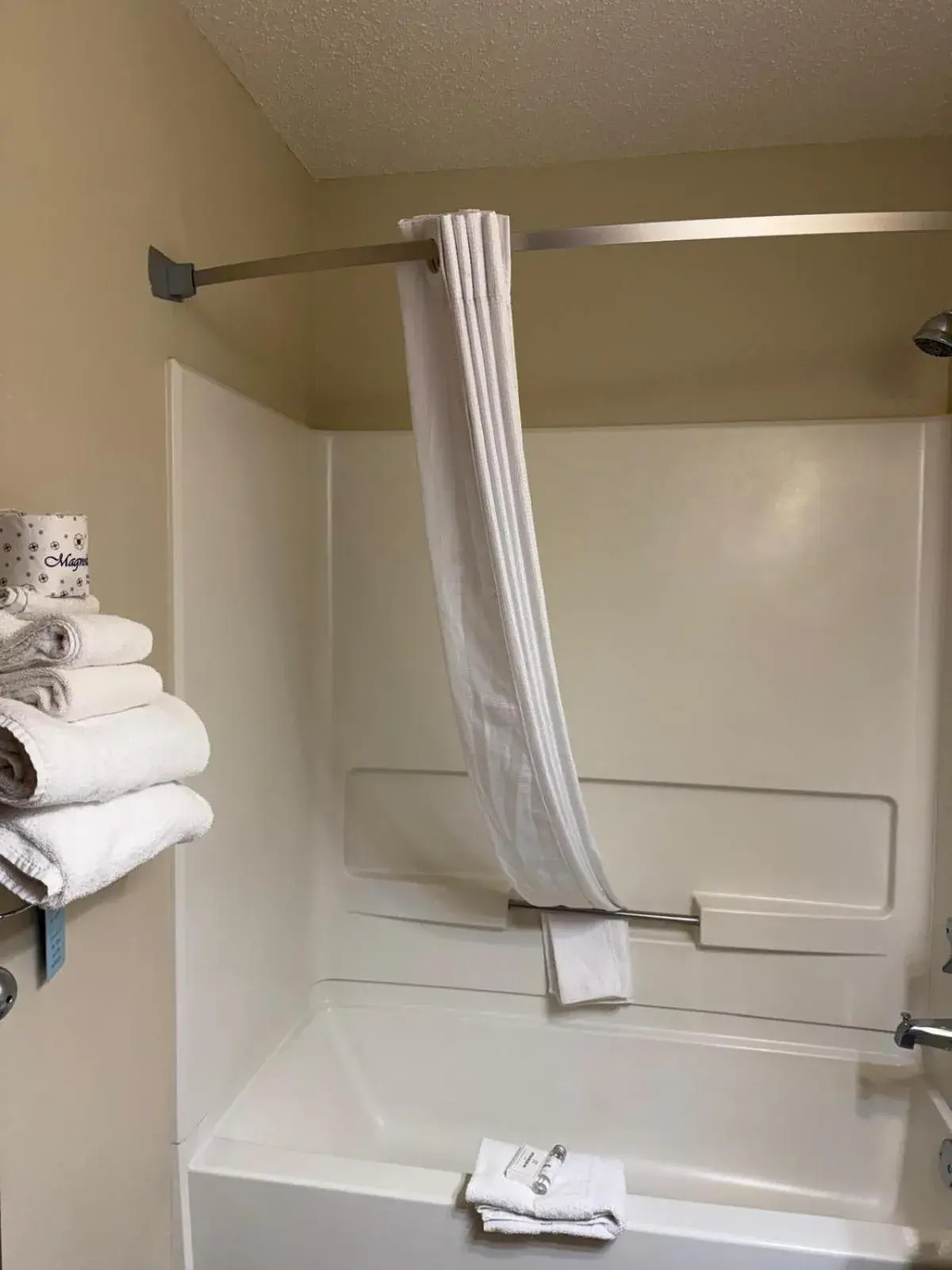 Double Room in Cassville Four Seasons Inn & Suites Double Room in Cassville Four Seasons Inn & Suites