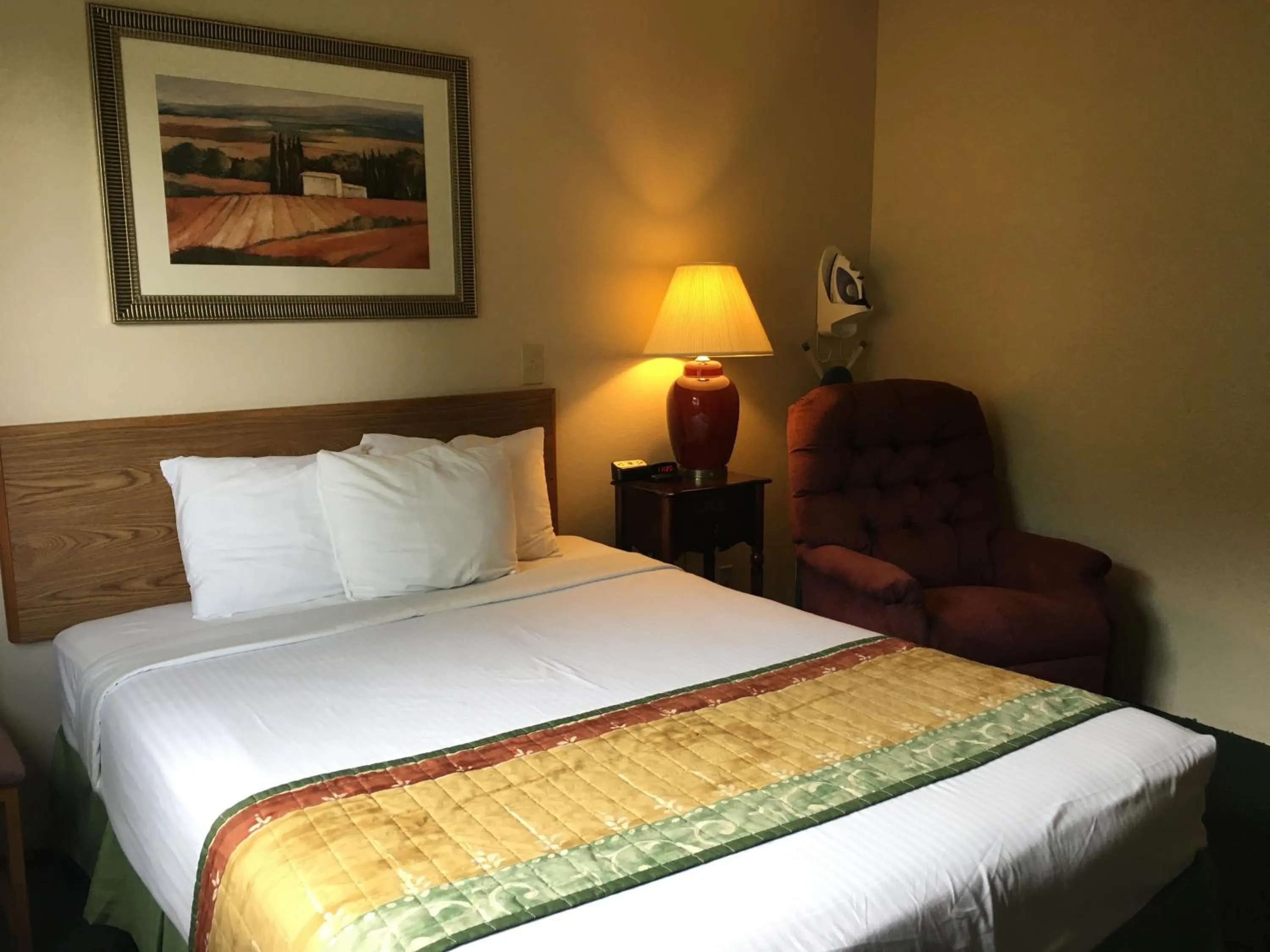 Bed in Americas Best Value Inn & Suites Cassville Roaring River