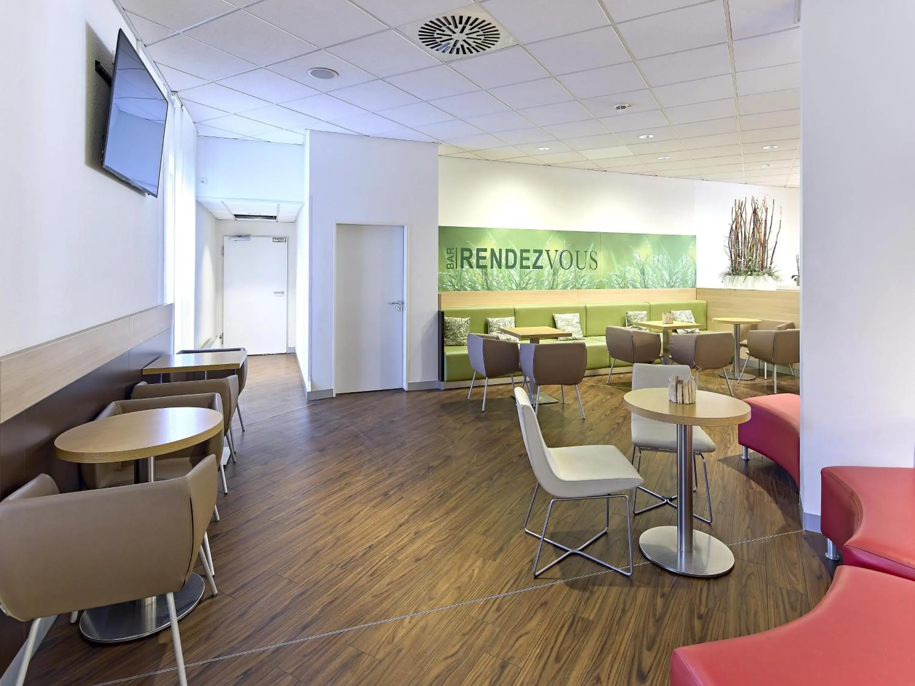 Lobby or reception in ibis Bonn