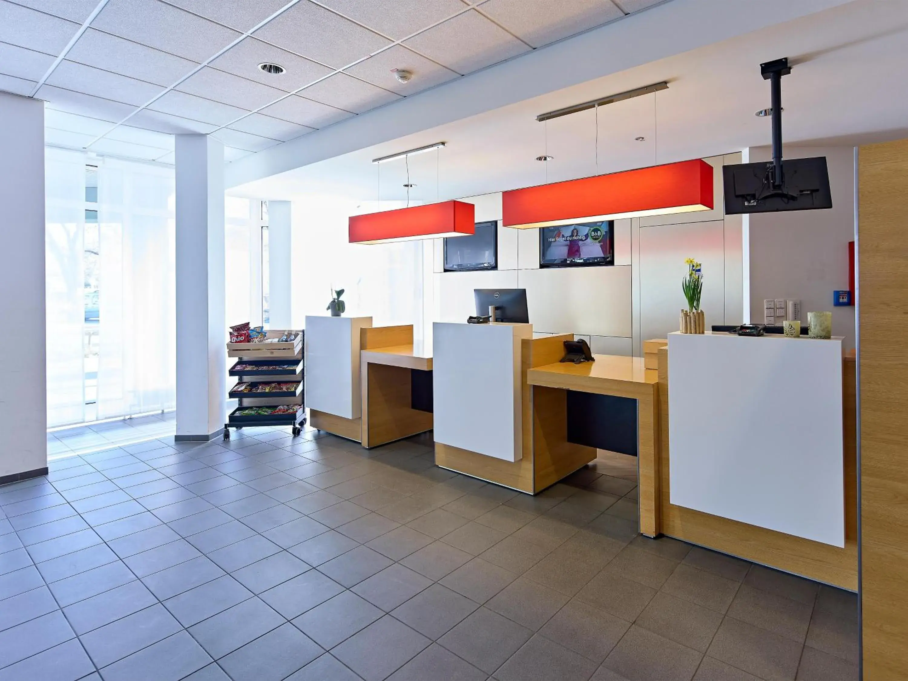 Lobby or reception, Kitchen/Kitchenette in ibis Bonn