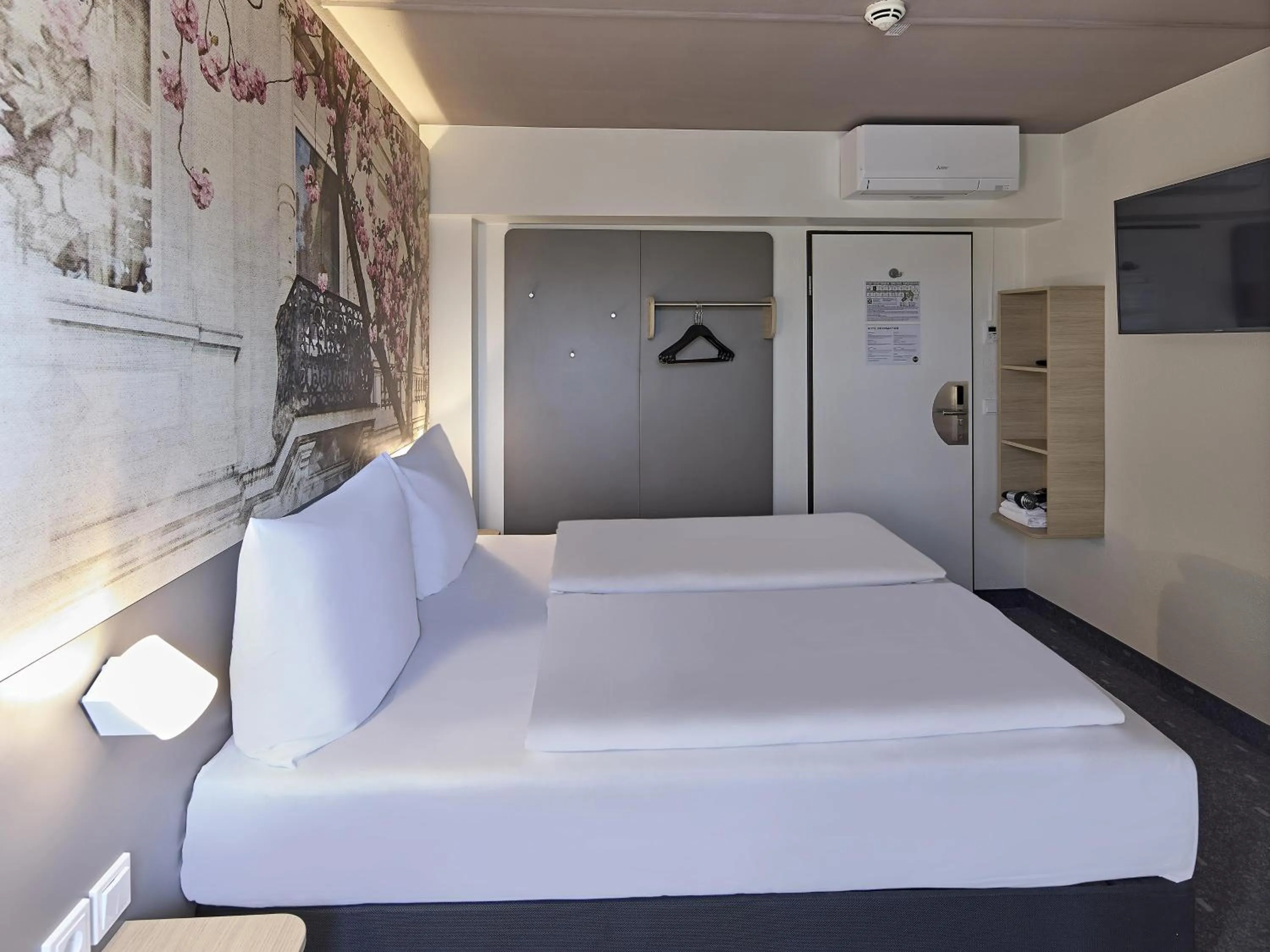 Photo of the whole room, Bed in ibis Bonn