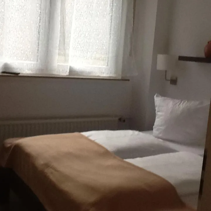 Bedroom, Bed in Hotel-Pension zum Paradies