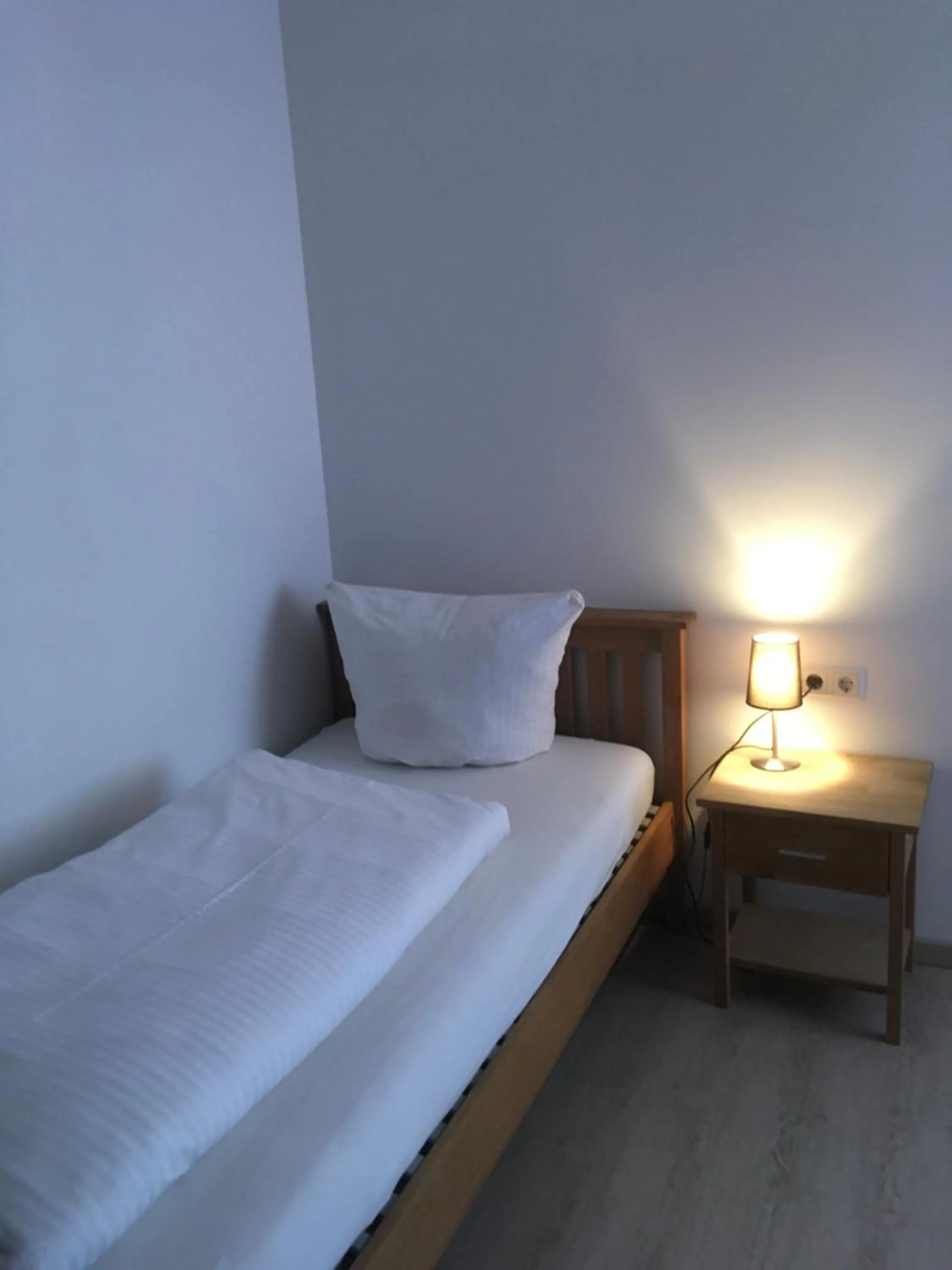 Bed in Hotel-Pension zum Paradies