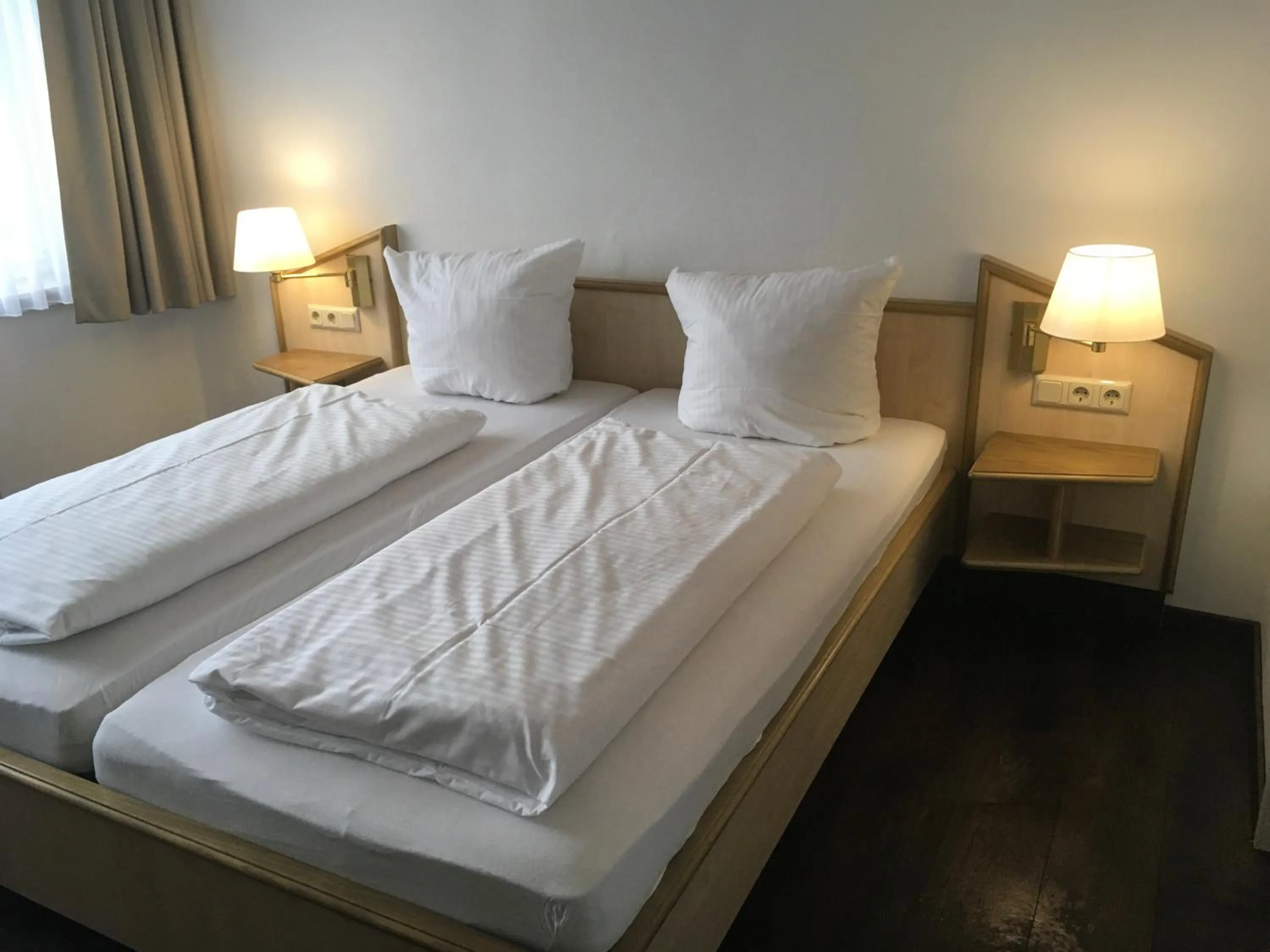Bed in Hotel-Pension zum Paradies