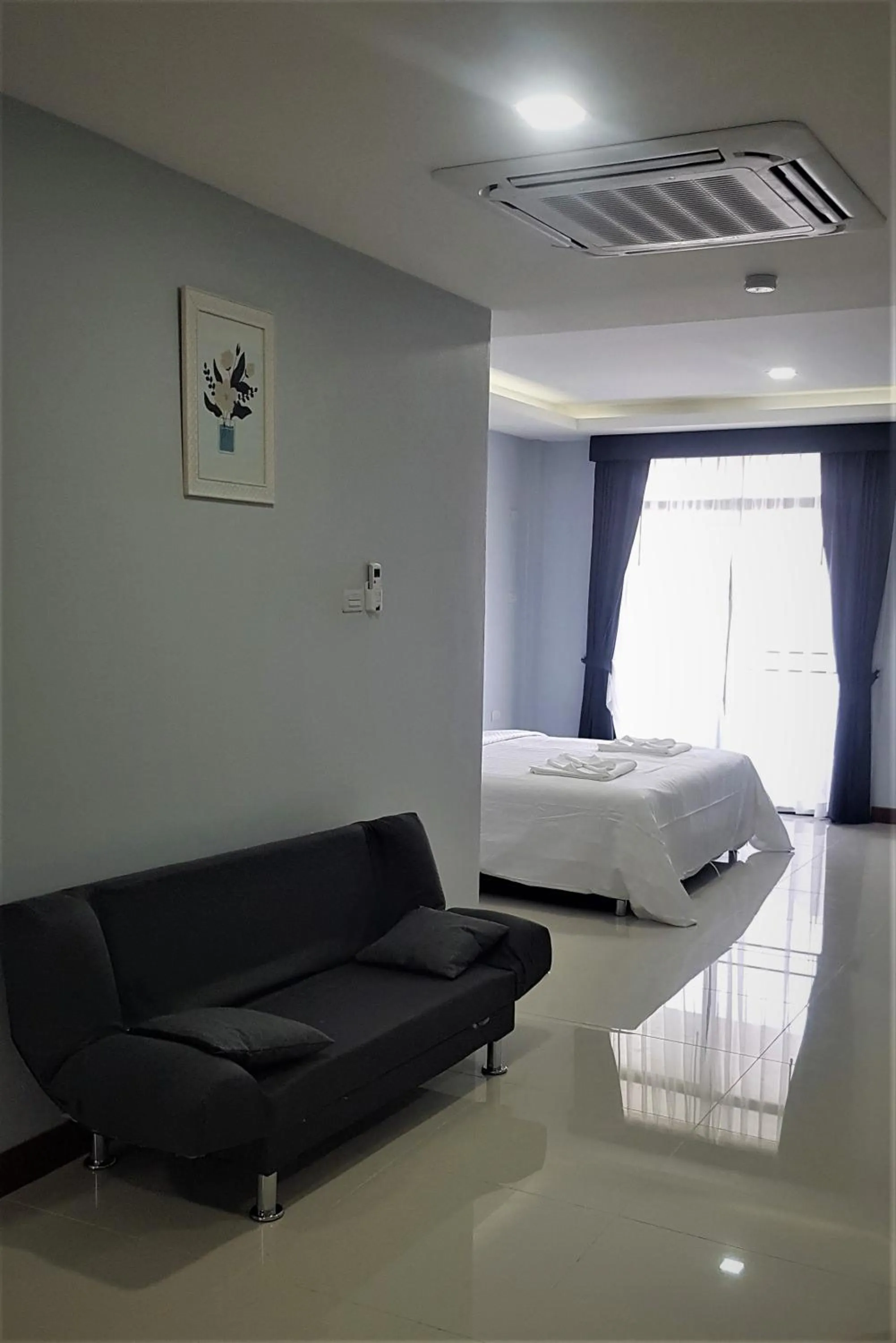 Photo of the whole room, Bed in La Capannina Hotel Patong